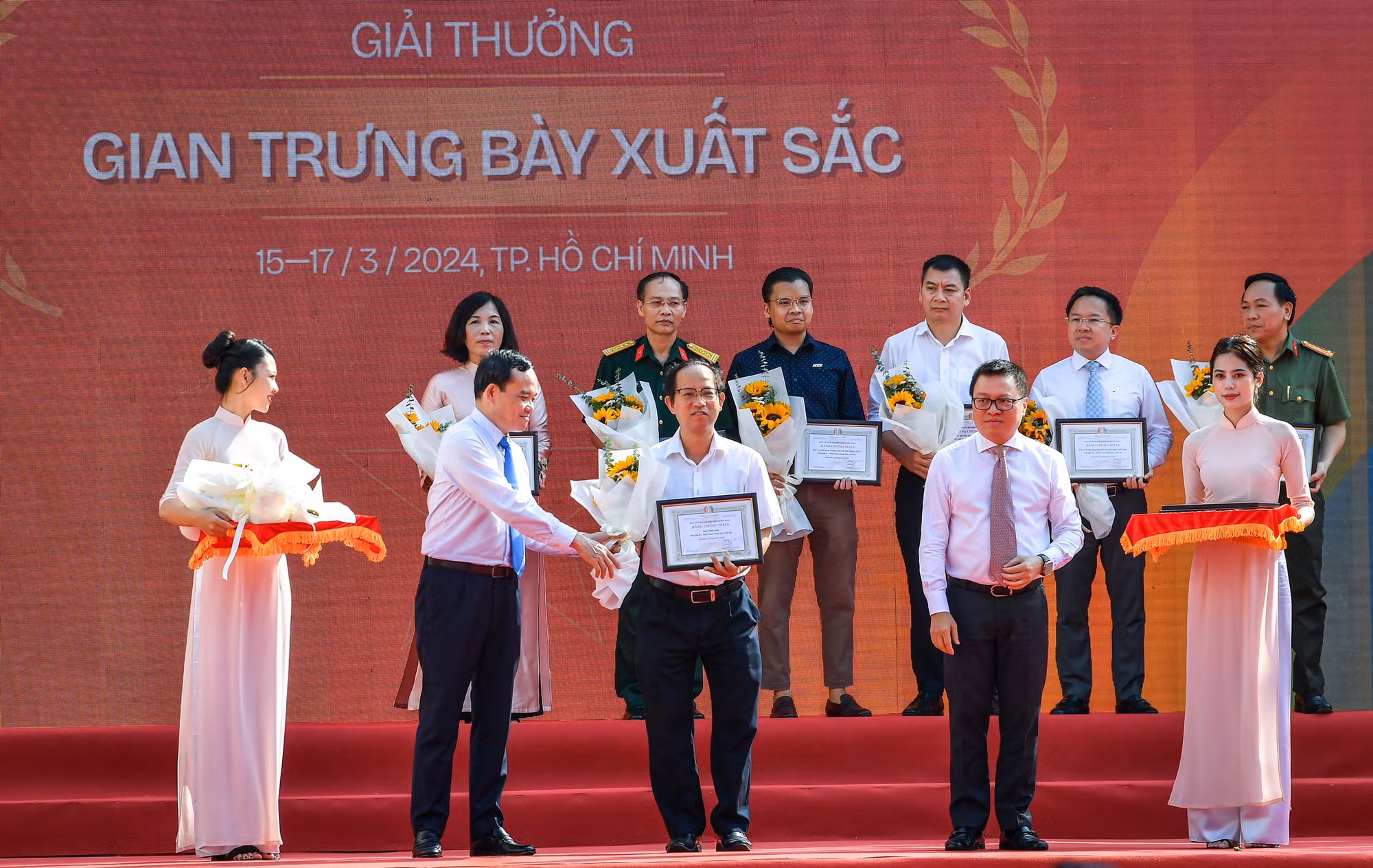 Đồng chí Trần Lưu Quang, Ủy viên Trung ương Đảng, Phó Thủ tướng Chính phủ và đồng chí Lê Quốc Minh, Ủy viên Trung ương Đảng, Tổng Biên tập Báo Nhân Dân, Phó Trưởng Ban Tuyên giáo Trung ương, Chủ tịch Hội Nhà báo Việt Nam trao Giải B hạng mục Gian trưng bày xuất sắc cho đại diện Báo Nhân Dân.