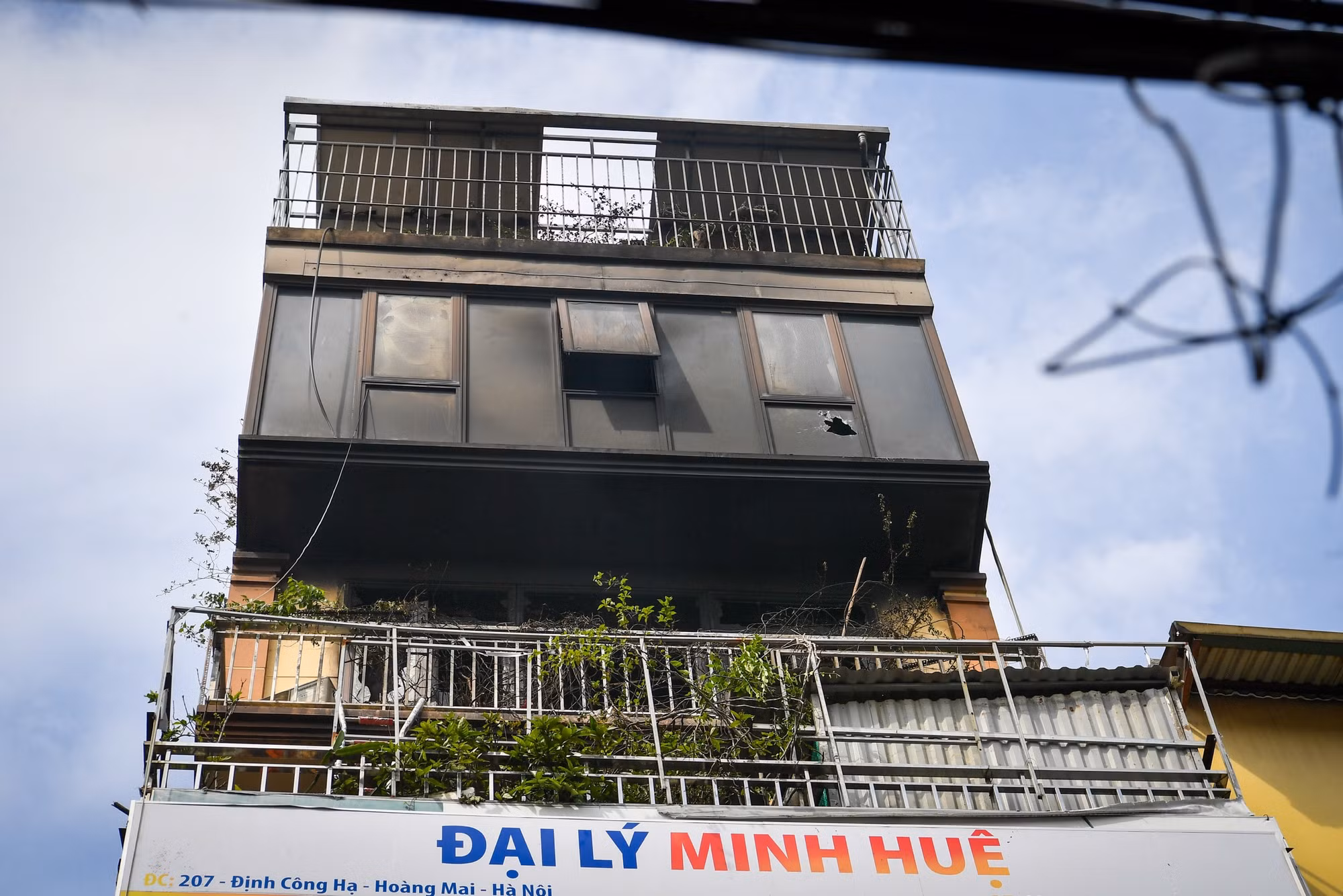Căn nhà cháy trên phố Định Công Hạ có 2 ban công thoáng, nhưng cũng là 2 điểm lửa bùng lên mạnh nhất.