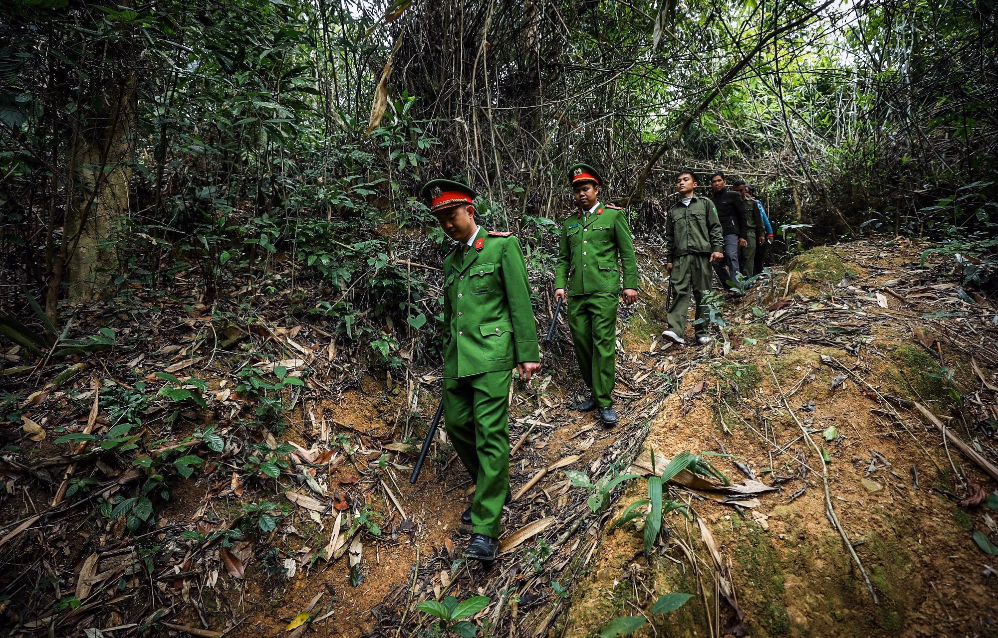 Thế nhưng, từ khi có lực lượng Công an xã chính quy về xã, tình trạng mất an ninh trật tự, vượt biên trái phép giảm hẳn. Trong ảnh, các cán bộ, chiến sĩ Công an xã Hua Thanh tiến hành tuần tra biên giới, bảo đảm an ninh trật tự. Thế nhưng, từ khi có lực lượng Công an xã chính quy về xã, tình trạng mất an ninh trật tự, vượt biên trái phép giảm hẳn. Trong ảnh, các cán bộ, chiến sĩ Công an xã Hua Thanh tiến hành tuần tra biên giới, bảo đảm an ninh trật tự.