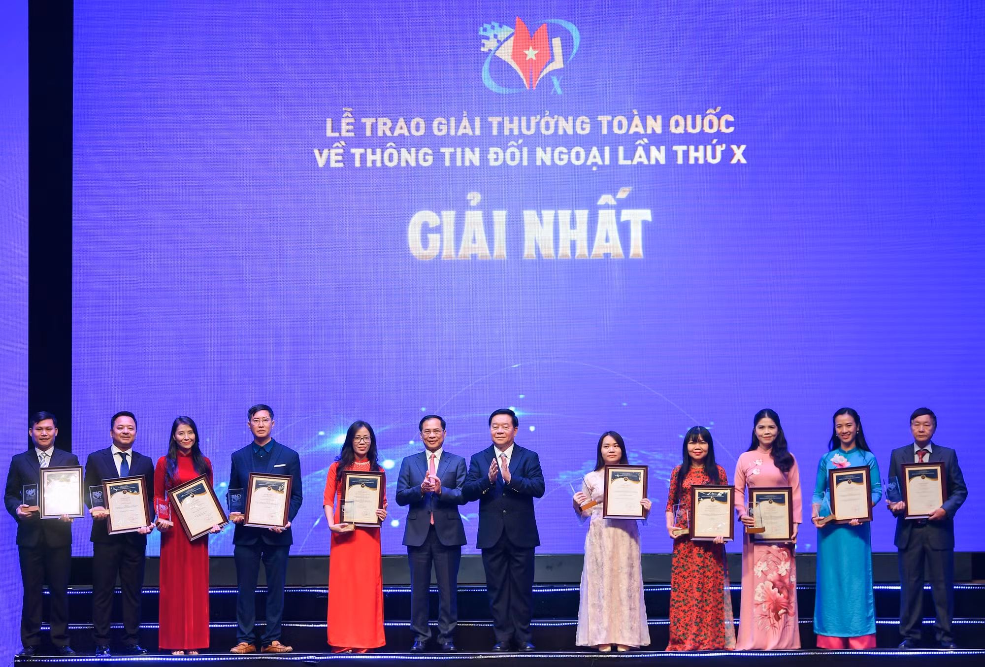 Đồng chí Nguyễn Trọng Nghĩa, Ủy viên Bộ Chính trị, Bí thư Trung ương Đảng, Trưởng Ban Tuyên giáo Trung ương, Trưởng Ban Chỉ đạo Công tác thông tin đối ngoại; đồng chí Bùi Thanh Sơn, Ủy viên Trung ương Đảng, Phó Thủ tướng Chính phủ, Bộ trưởng Ngoại giao trao giải Nhất cho các tác giả/nhóm tác giả đoạt giải.