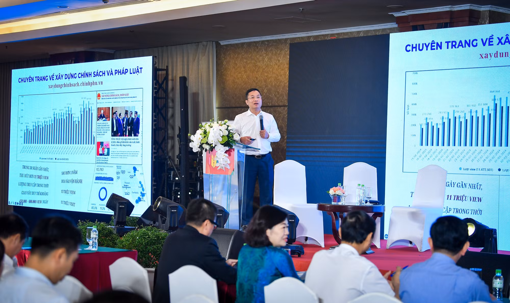 Nhà báo Nguyễn Hồng Sâm, Tổng Giám đốc Cổng thông tin điện tử Chính phủ, trình bày tham luận Sử dụng các nền tảng mạng xã hội để lan tỏa thông tin, phục vụ chỉ đạo, điều hành kinh tế-xã hội của Chính phủ.