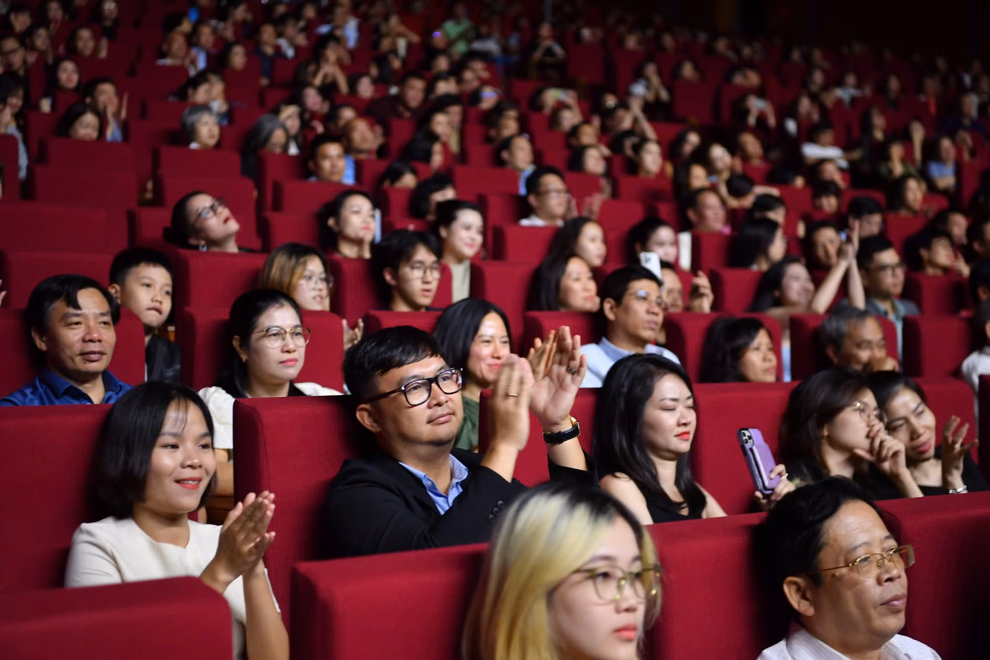 Khán giả được chìm đắm trong không gian âm nhạc vừa da diết, vừa sôi động của Bond Live In Vietnam.