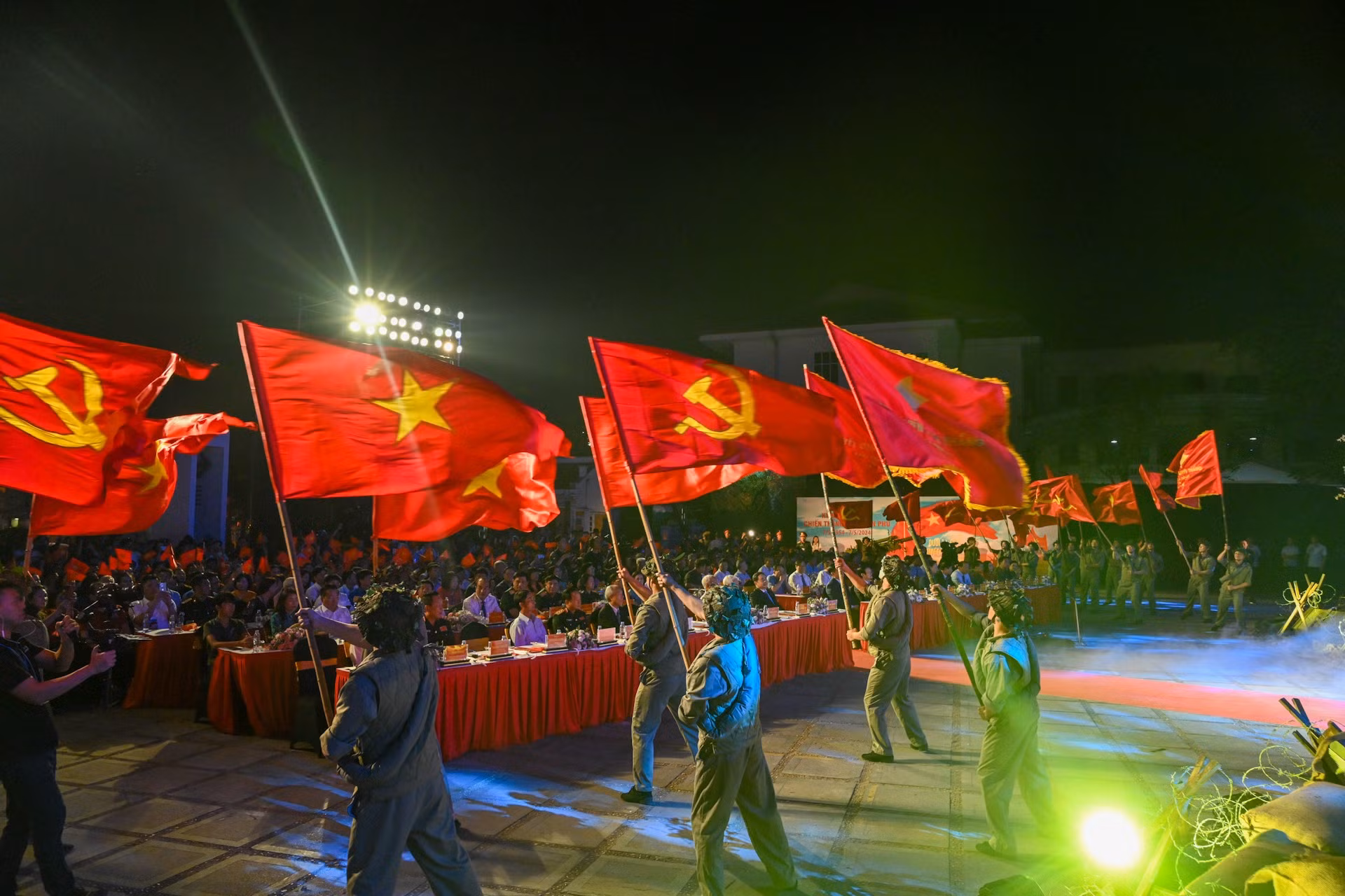 Bên cạnh phần âm nhạc được đầu tư kỹ lưỡng, các màn biểu diễn, vũ đạo cũng được dàn dựng công phu, đem lại nhiều cảm xúc cho khán giả Điện Biên.