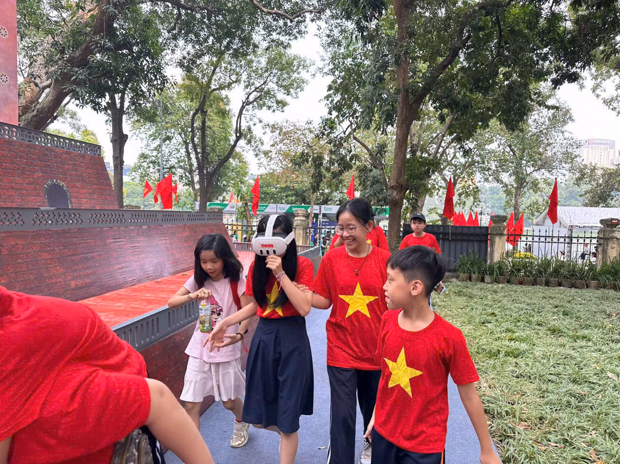 [Ảnh] Hàng nghìn người tham quan Triển lãm tương tác Cột cờ Hà Nội ảnh 14