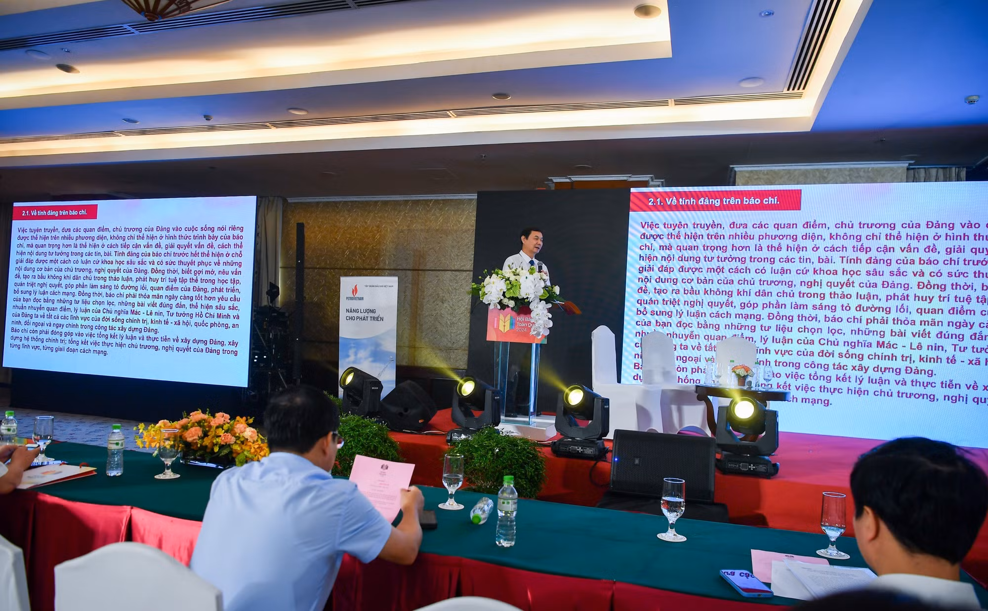 Nhà báo Ngô Minh Tuấn, Tổng Biên tập Tạp chí Xây dựng Đảng, trình bày tham luận Về vấn đề nâng cao tính Đảng, tính định hướng trong hoạt động báo chí.