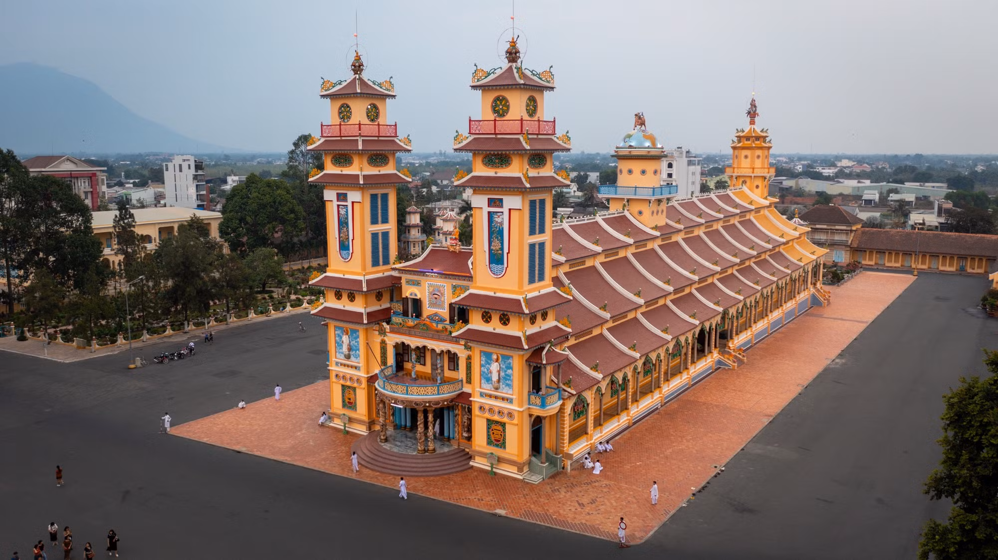 Cái tên Tòa Thánh Tây Ninh do người dân quen gọi mà ra. Trong đạo Cao Đài, tên gọi đầy đủ của Đền Thánh là “Tòa thánh Đại đạo Tam Kỳ Phổ độ” hay “Tòa thánh Cao Đài”. Cụm công trình với hơn 100 công trình kiến trúc lớn nhỏ nằm trong khuôn viên rộng hơn 1,2km2, chung quanh có 12 cổng. Các cổng đều được chạm khắc hình Tứ linh (Long, Lân, Quy, Phụng) và hoa sen.