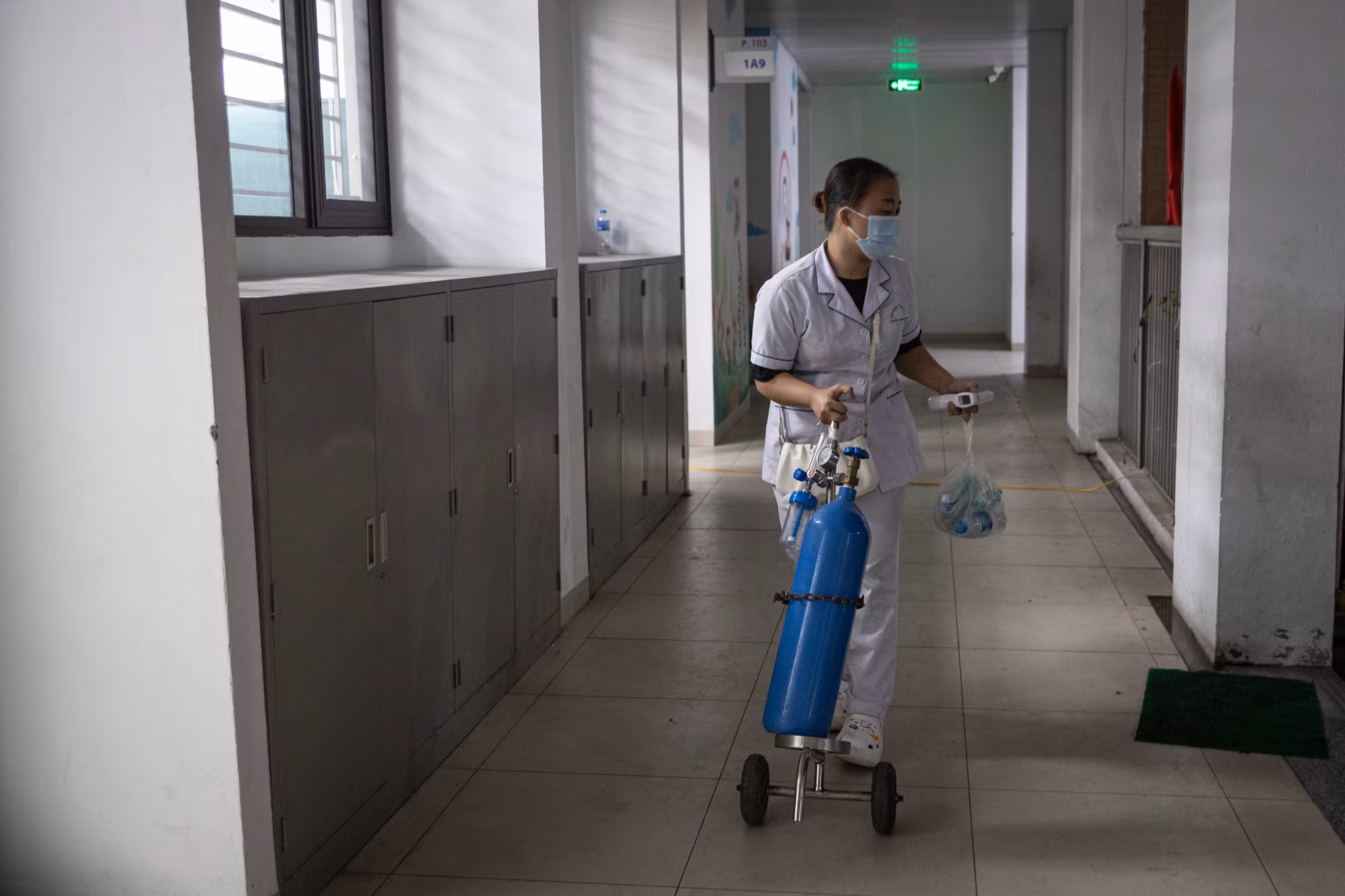 Bên cạnh đó, đội ngũ y tế cũng chuẩn bị sẵn bình ô-xy, các thiết bị cần thiết khác để hỗ trợ người già yếu, mắc bệnh...