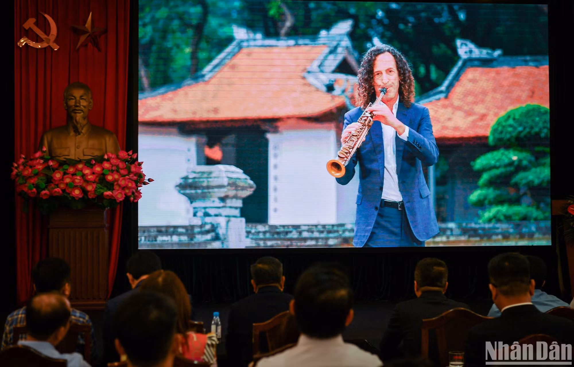 Báo Nhân Dân ra mắt MV Kenny G "Going Home" quảng bá du lịch Việt Nam 
