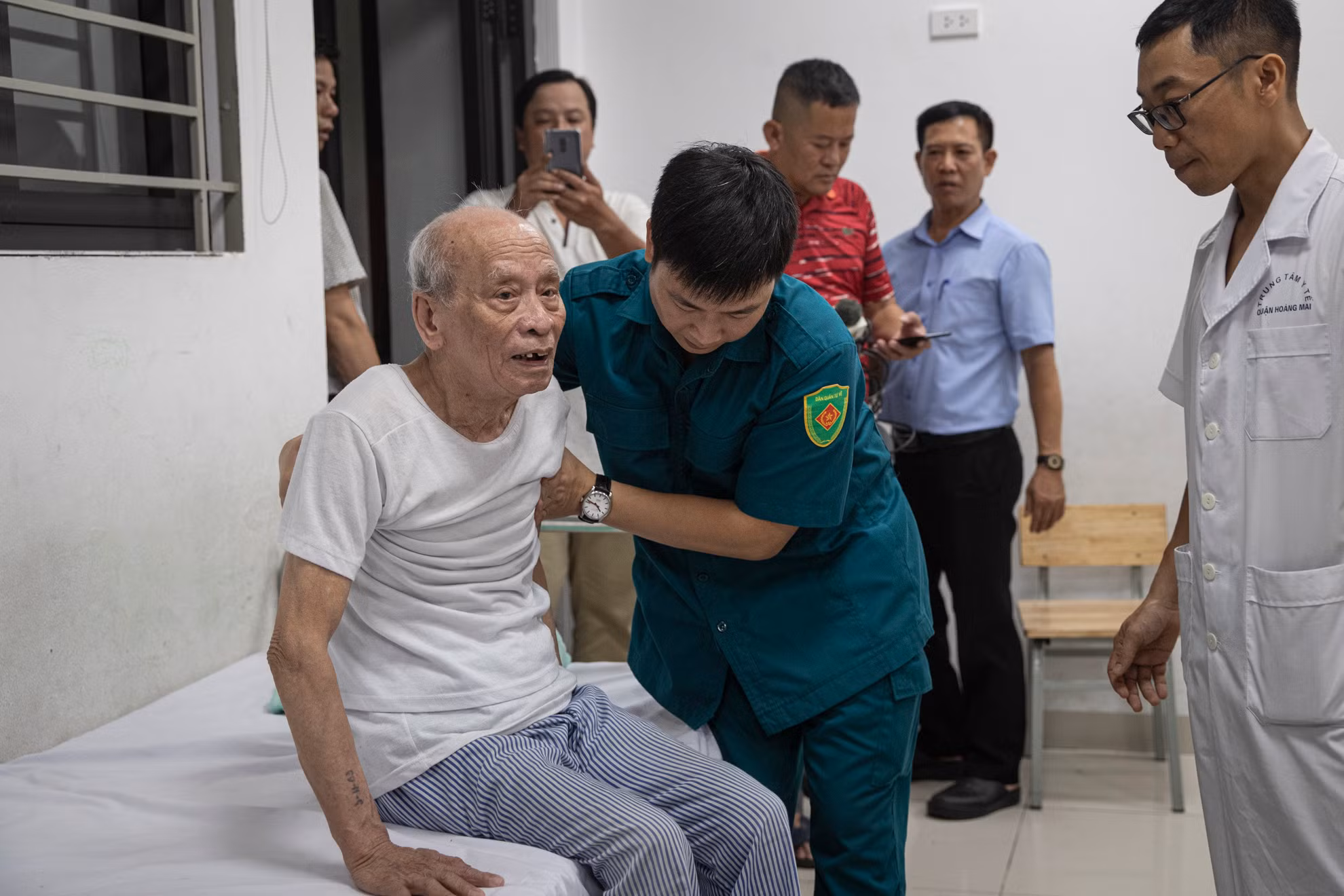 “Mấy hôm nay, nghe tin siêu bão sắp về, chúng tôi rất bất an vì khu chung cư đã xuống cấp nghiêm trọng nhiều năm. Tới tối nay, được các cán bộ phường Tân Mai bố trí chỗ trú bão tạm tại đây, chúng tôi rất mừng”, ông Vỵ nói.