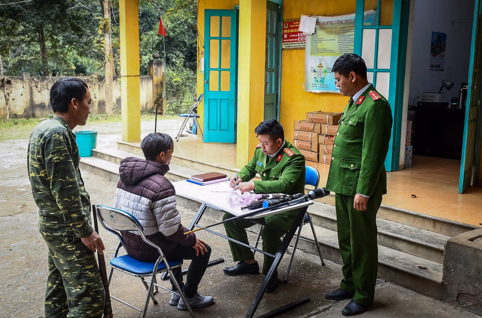 Việc vận động người dân giao nộp vũ khí, vật liệu nổ, công cụ hỗ trợ và pháo nổ góp phần bảo đảm an ninh trật tự trên địa bàn xã. Việc vận động người dân giao nộp vũ khí, vật liệu nổ, công cụ hỗ trợ và pháo nổ góp phần bảo đảm an ninh trật tự trên địa bàn xã.