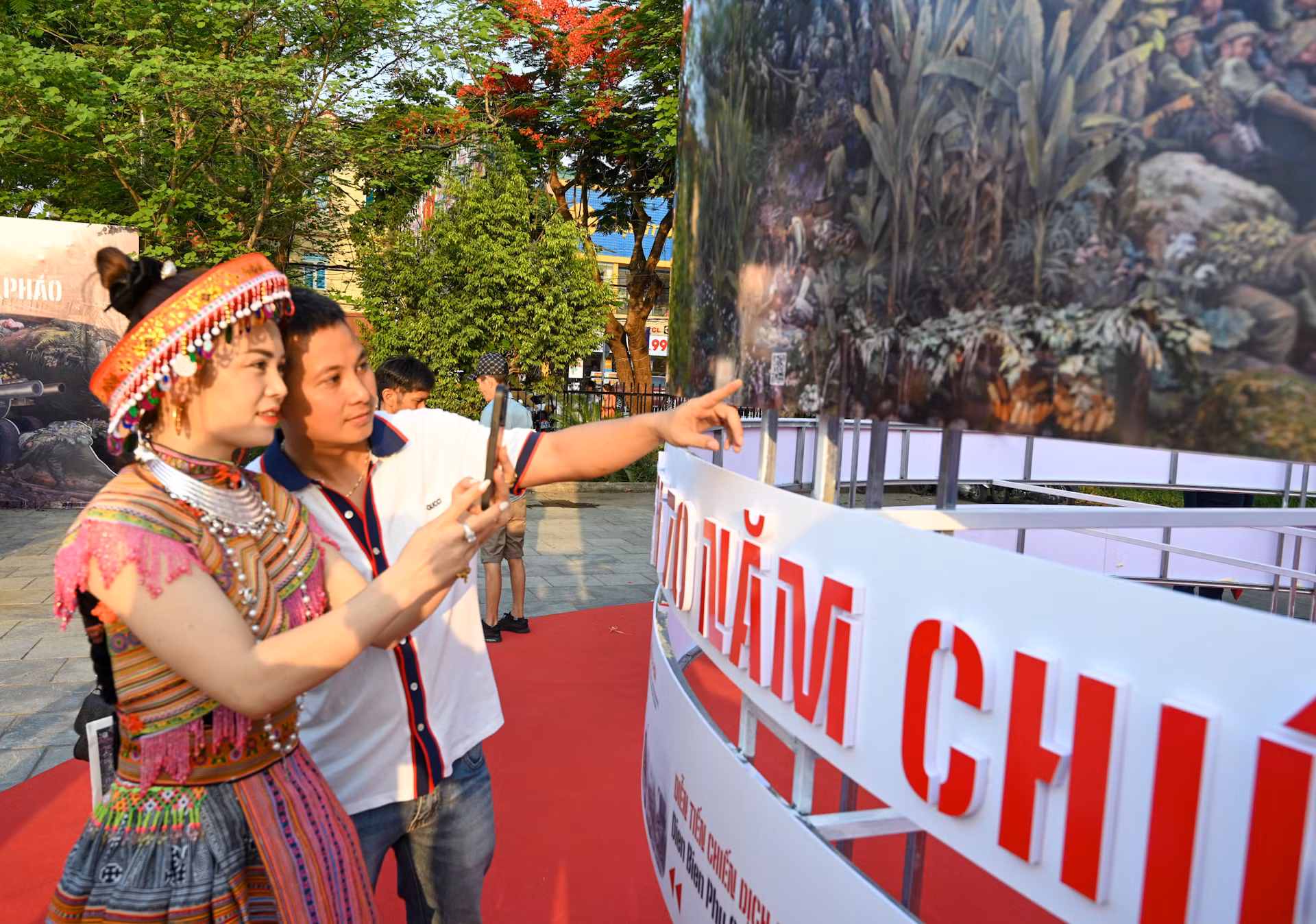 Triển lãm tương tác tranh panorama kỷ niệm 70 năm Chiến thắng Điện Biên Phủ khai mạc vào chiều 6/5/2024 đồng thời tại hai địa điểm: Trụ sở Báo Nhân Dân Dân - 71 Hàng Trống, Hà Nội và Bảo tàng Chiến thắng Điện Biên Phủ, thành phố Điện Biên Phủ, tỉnh Điện Biên. Triển lãm mở cửa tự do từ 9 giờ -17 giờ từ ngày 7/5/2024 đến 12/5/2024.