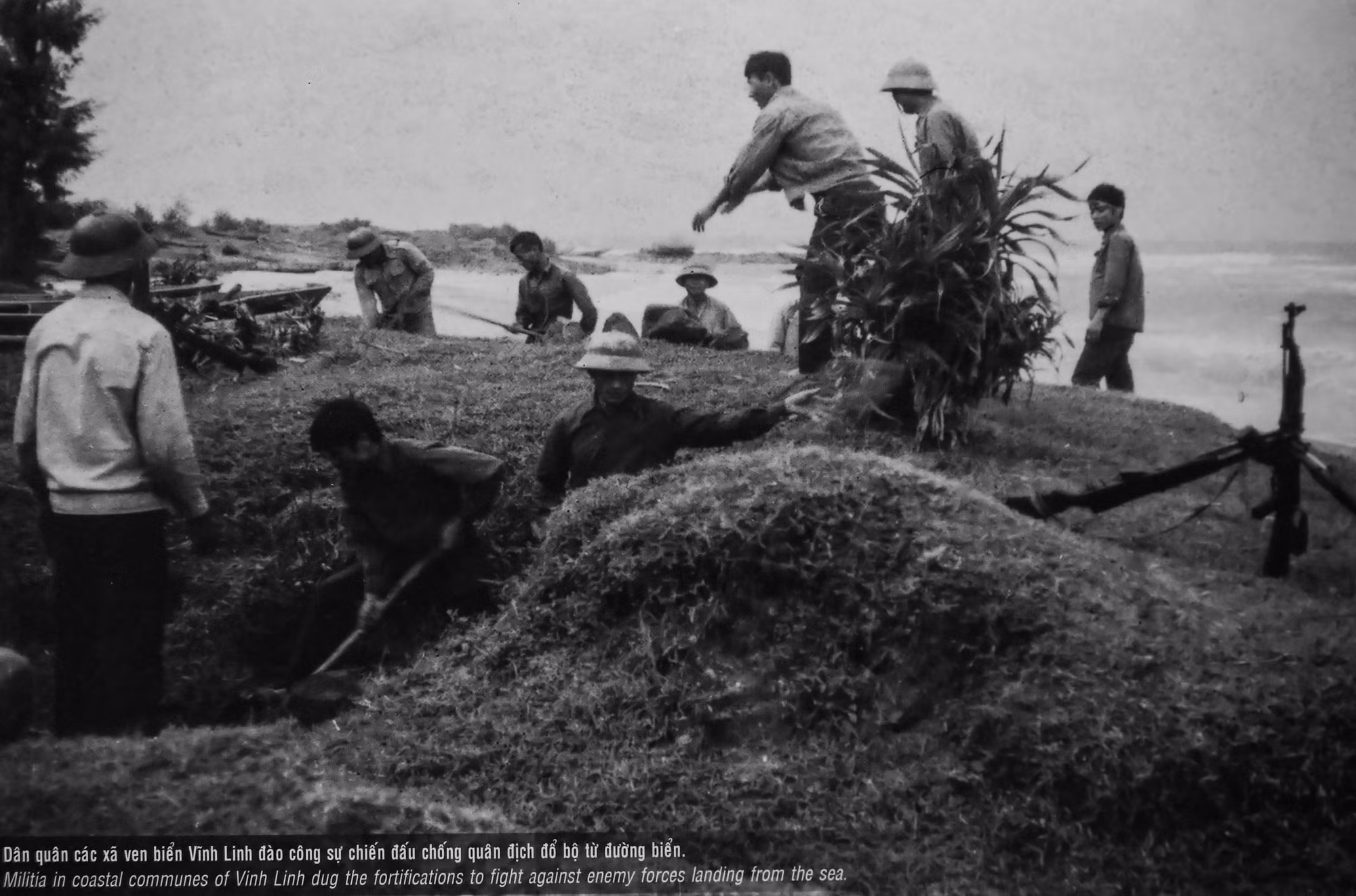 Năm 1965, trước sự đánh phá tàn khốc của không quân, pháo binh Mỹ, làng Vịnh Mốc bị phá hủy hoàn toàn. Với ý chí "một tấc không đi, một ly không rời", quân và dân Vĩnh Linh đã âm thầm chuyển cuộc sống từ mặt đất xuống lòng đất.