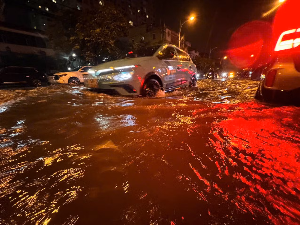 Khu vực trung tâm của Hà Nội gồm các quận Hoàn Kiếm, Ba Đình và Hai Bà Trưng, lượng mưa từ tối qua đến sáng sớm nay cũng lên tới hơn 100mm.