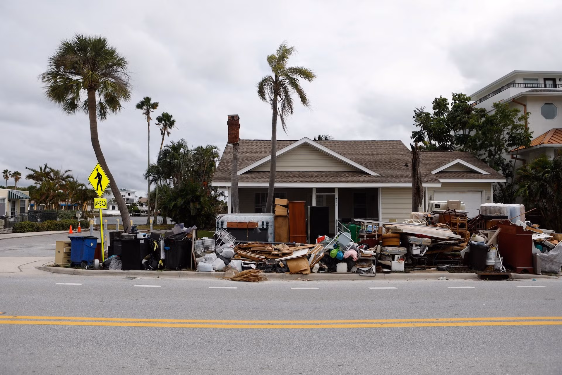 [Ảnh] Người dân bang Florida (Mỹ) khẩn trương chuẩn bị đón siêu bão Milton ảnh 7