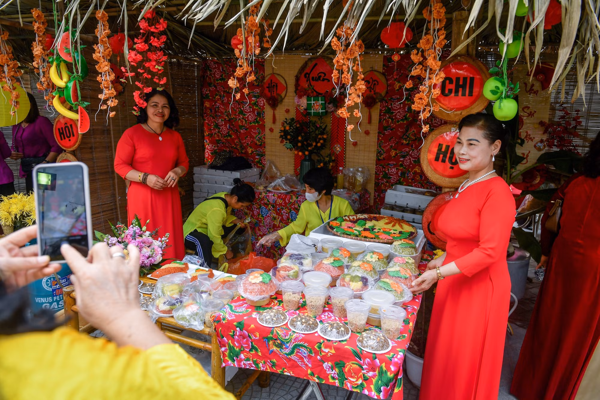 Du khách chụp lại các khoảnh khắc tại lễ hội truyền thống làng Phú Thượng. Du khách chụp lại các khoảnh khắc tại lễ hội truyền thống làng Phú Thượng.