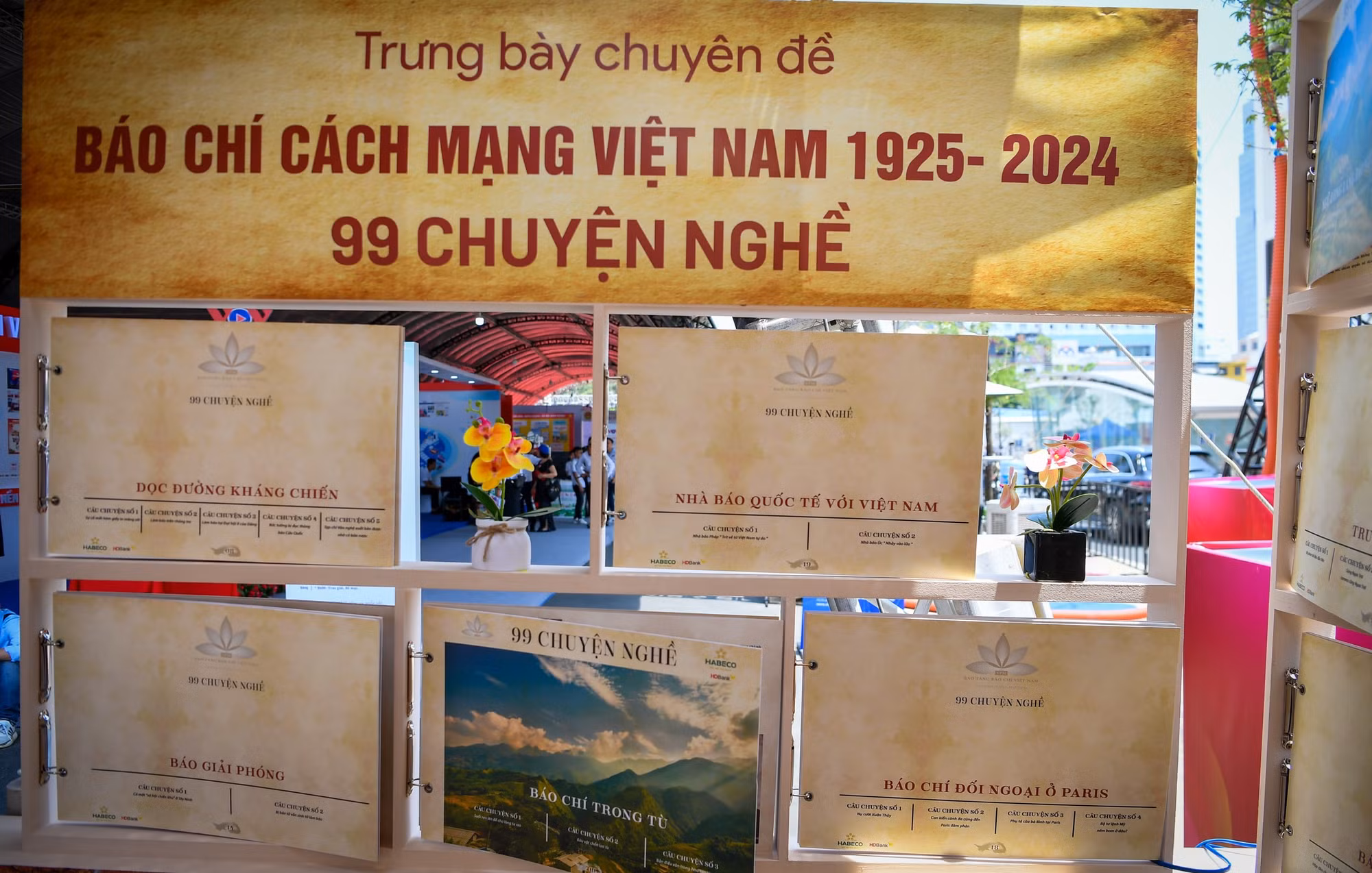 Khu vực trưng bày được thiết kế ấn tượng với các nhóm chủ đề riêng biệt, qua đó giúp công chúng có cái nhìn toàn cảnh về sự phát triển của nền Báo chí Cách mạng Việt Nam.