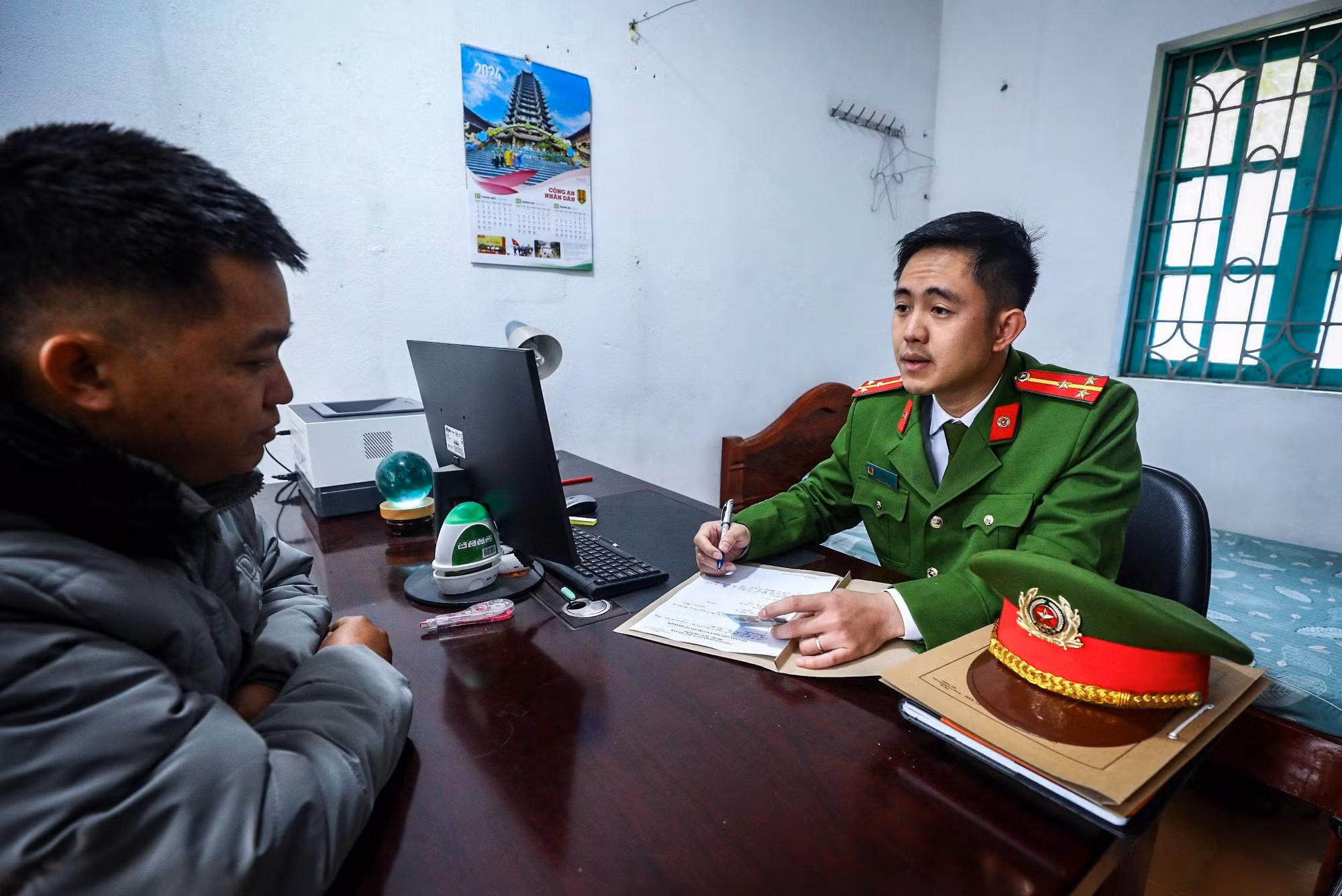 Những cán bộ chiến sĩ Công an xã Hua Thanh còn được người dân ví như "lá chắn xanh" của vùng biên giới tỉnh Điện Biên. Những cán bộ chiến sĩ Công an xã Hua Thanh còn được người dân ví như "lá chắn xanh" của vùng biên giới tỉnh Điện Biên.
