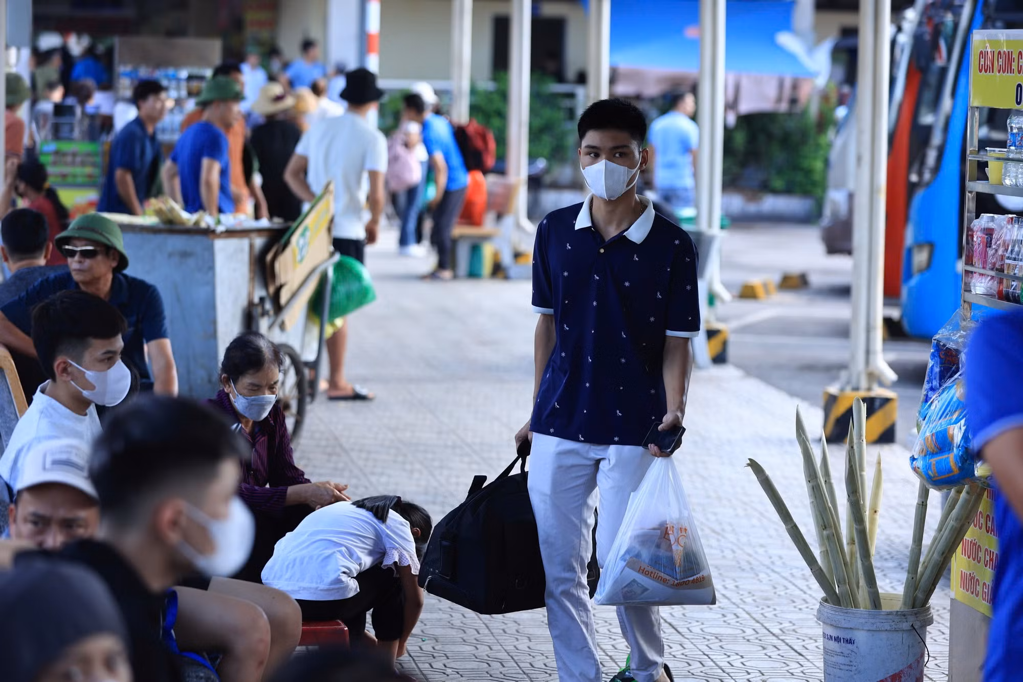 Theo ông Nguyễn Hoàng Tùng, Giám đốc bến xe Giáp Bát: Trong chiều nay, lượng khách tại bến đã tăng mạnh và dự kiến tiếp tục cao hơn trong sáng mai, 31/8. Hiện, bến xe Giáp Bát cũng đã có phương án sẵn sàng tăng cường xe phục vụ hành khách.