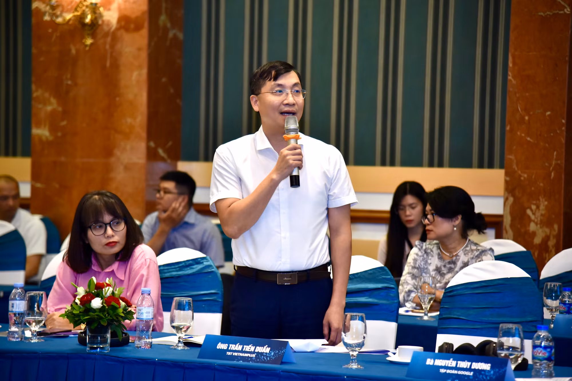 Nhà báo Trần Tiến Duẩn, Tổng Biên tập báo điện tử VietnamPlus (TTXVN) nhấn mạnh cần có cơ chế đặc thù cho các cơ quan báo chí làm nhiệm vụ chính trị. Tổng Biên tập báo điện tử VietnamPlus cũng đề xuất xem xét giảm thuế, thậm chí miễn thuế cho báo chí. Nhà báo Trần Tiến Duẩn, Tổng Biên tập báo điện tử VietnamPlus (TTXVN) nhấn mạnh cần có cơ chế đặc thù cho các cơ quan báo chí làm nhiệm vụ chính trị. Tổng Biên tập báo điện tử VietnamPlus cũng đề xuất xem xét giảm thuế, thậm chí miễn thuế cho báo chí.