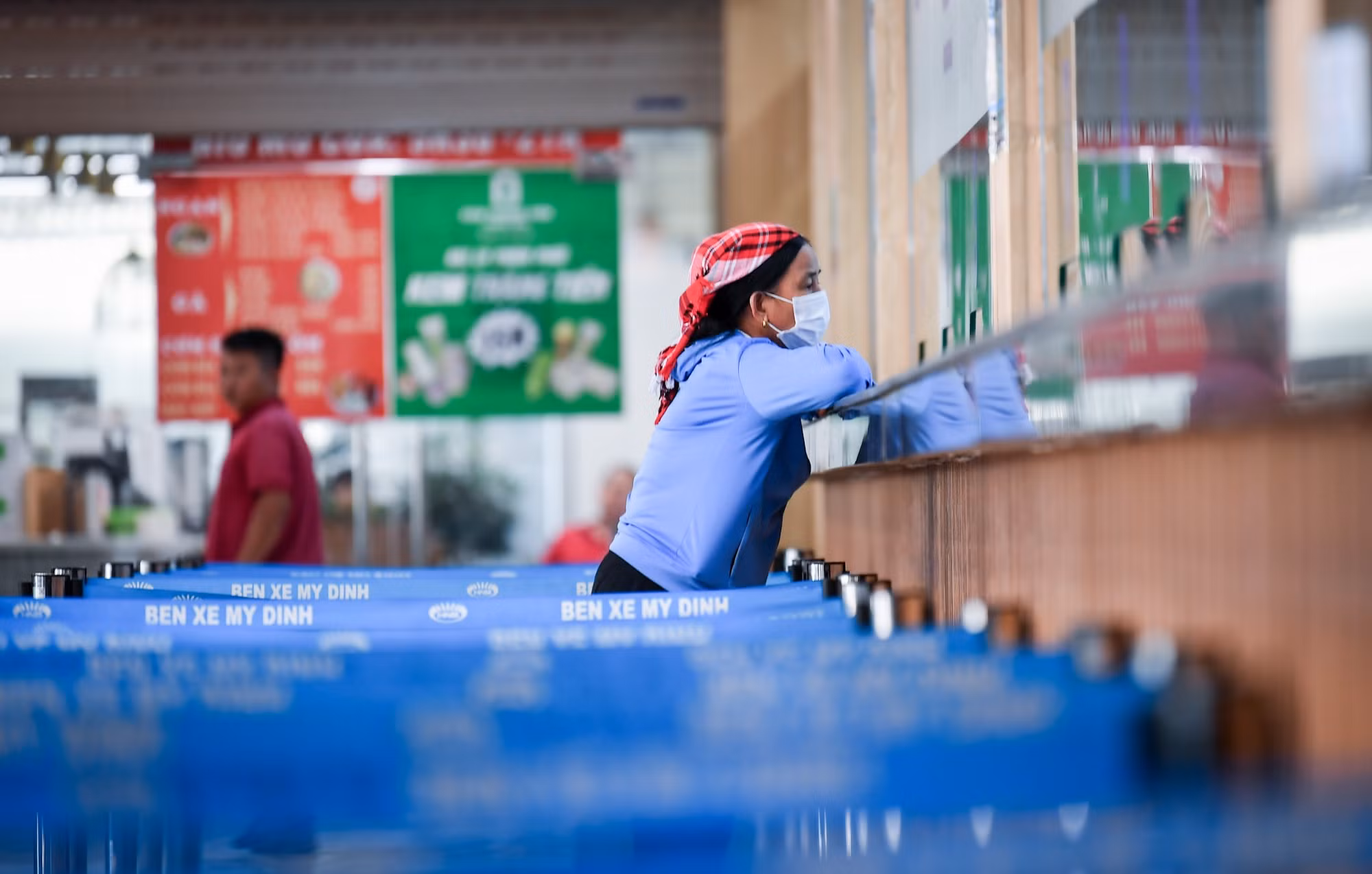 Khu vực bán vé khá vắng vẻ.