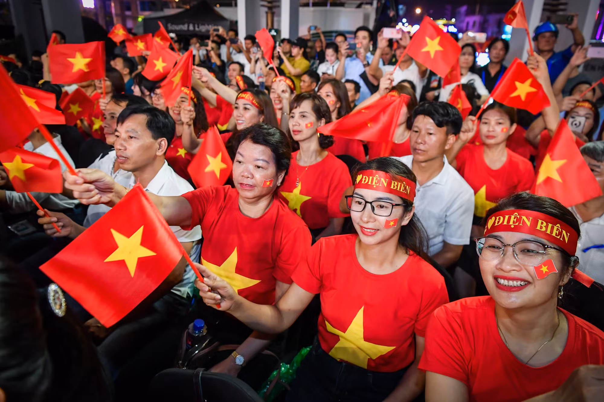 Ngay từ 7 giờ tối, rất đông khán giả tại thành phố Điện Biên Phủ đã có mặt ở khu vực Sân hành lễ, Tượng đài Chiến thắng Điện Biên Phủ tại đồi D1, thành phố Điện Biên Phủ để chờ tới giờ tham dự chương trình.