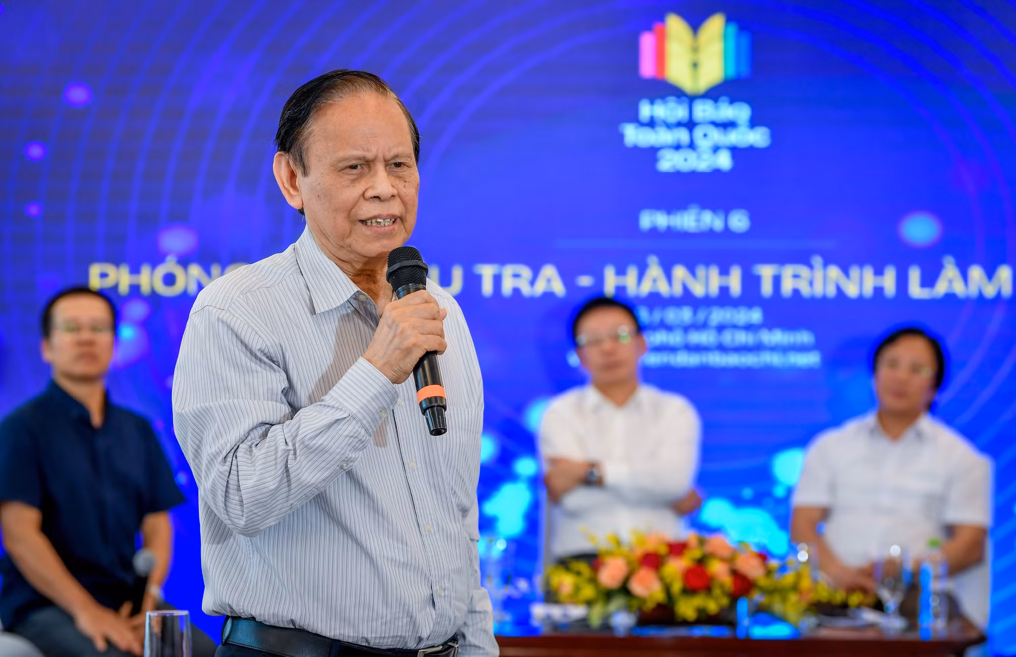 Nhà báo Hồng Vinh, nguyên Tổng Biên tập Báo Nhân Dân chia sẻ tại phiên thảo luận.