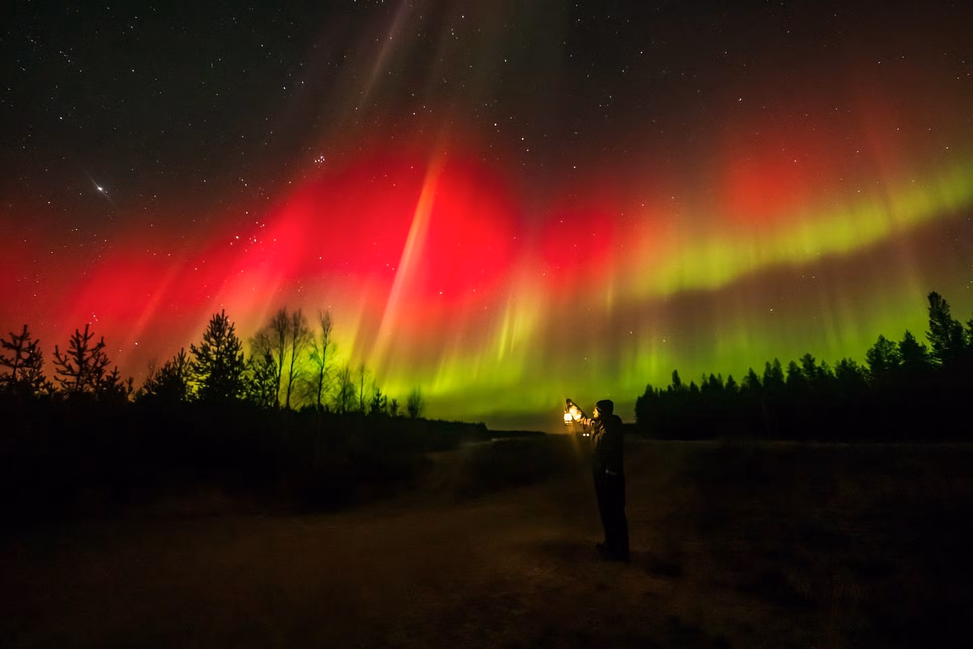 Quang cảnh cực quang trên bầu trời Sodankyla, Lapland, Phần Lan, ngày 7/10. (Ảnh: Reuters) Quang cảnh cực quang trên bầu trời Sodankyla, Lapland, Phần Lan, ngày 7/10. (Ảnh: Reuters)
