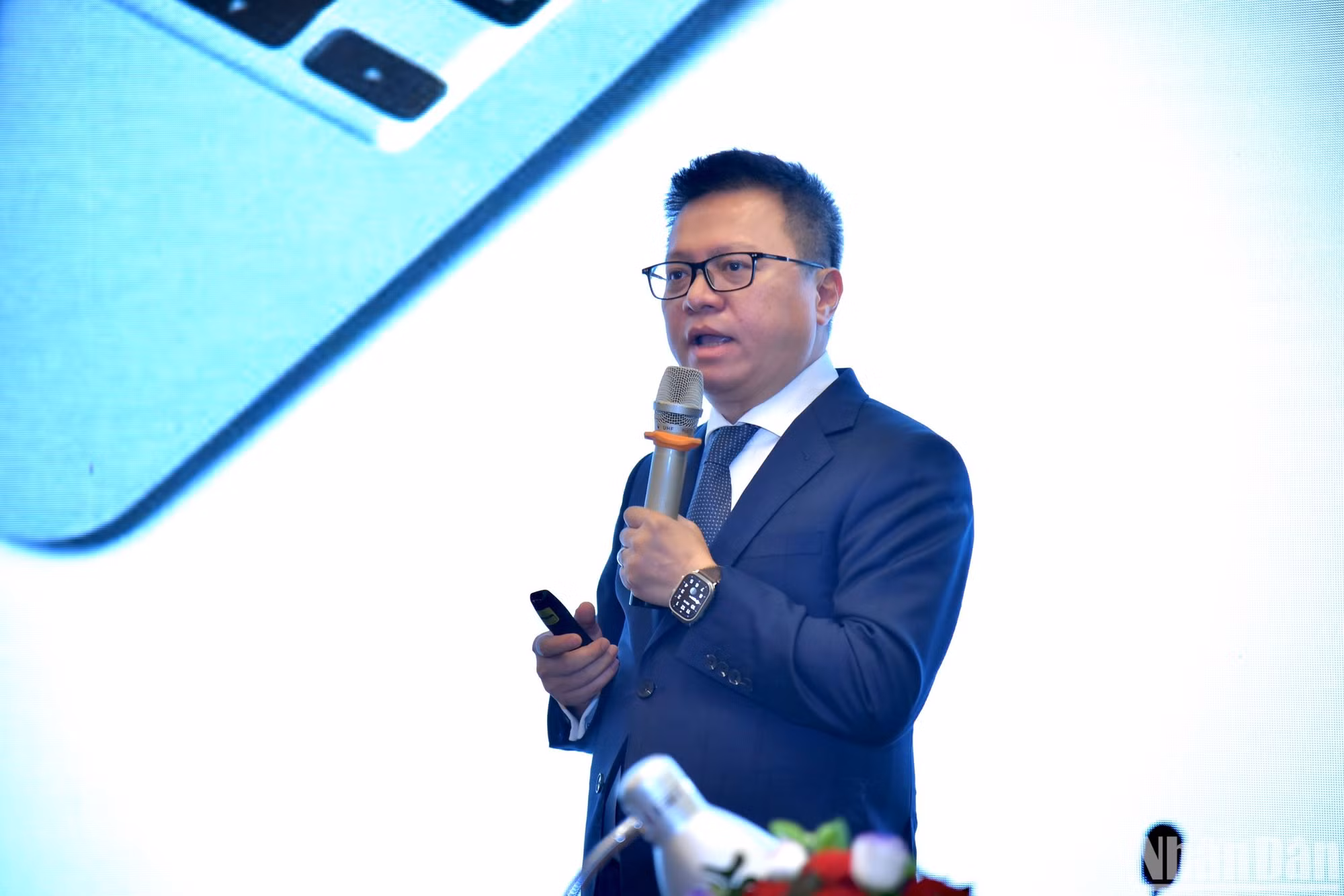Đồng chí Lê Quốc Minh, Ủy viên Trung ương Đảng, Tổng Biên tập Báo Nhân Dân, Phó Trưởng Ban Tuyên giáo Trung ương, Chủ tịch Hội Nhà báo Việt Nam trình bày tham luận tại hội thảo. Đồng chí Lê Quốc Minh, Ủy viên Trung ương Đảng, Tổng Biên tập Báo Nhân Dân, Phó Trưởng Ban Tuyên giáo Trung ương, Chủ tịch Hội Nhà báo Việt Nam trình bày tham luận tại hội thảo.