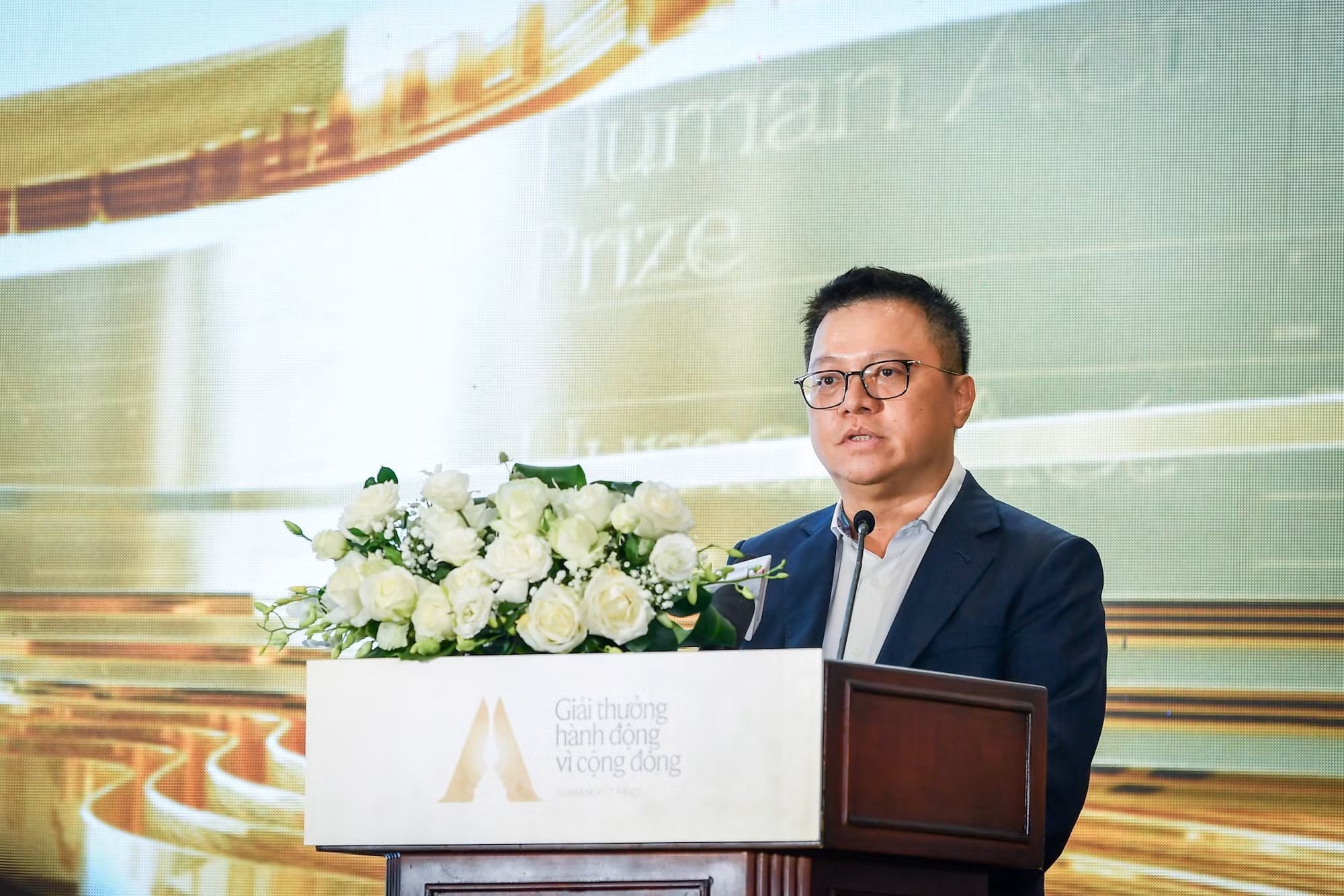 Đồng chí Lê Quốc Minh, Ủy viên Trung ương Đảng, Tổng Biên tập Báo Nhân Dân, Phó Trưởng Ban Tuyên giáo Trung ương, Chủ tịch Hội Nhà báo Việt Nam, Trưởng Ban Tổ chức Giải thưởng Hành động vì Cộng đồng phát biểu tại sự kiện.