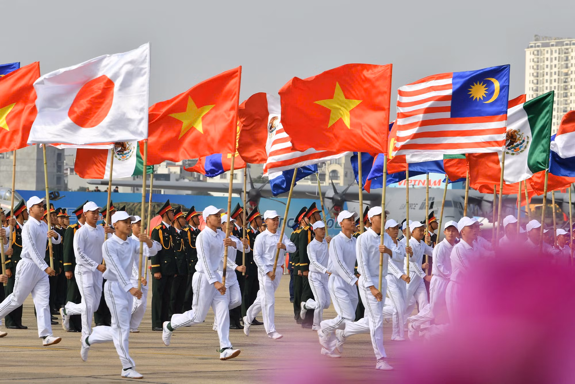 Màn biểu diễn nghệ thuật mở đầu Triển lãm Quốc phòng quốc tế Việt Nam 2024.