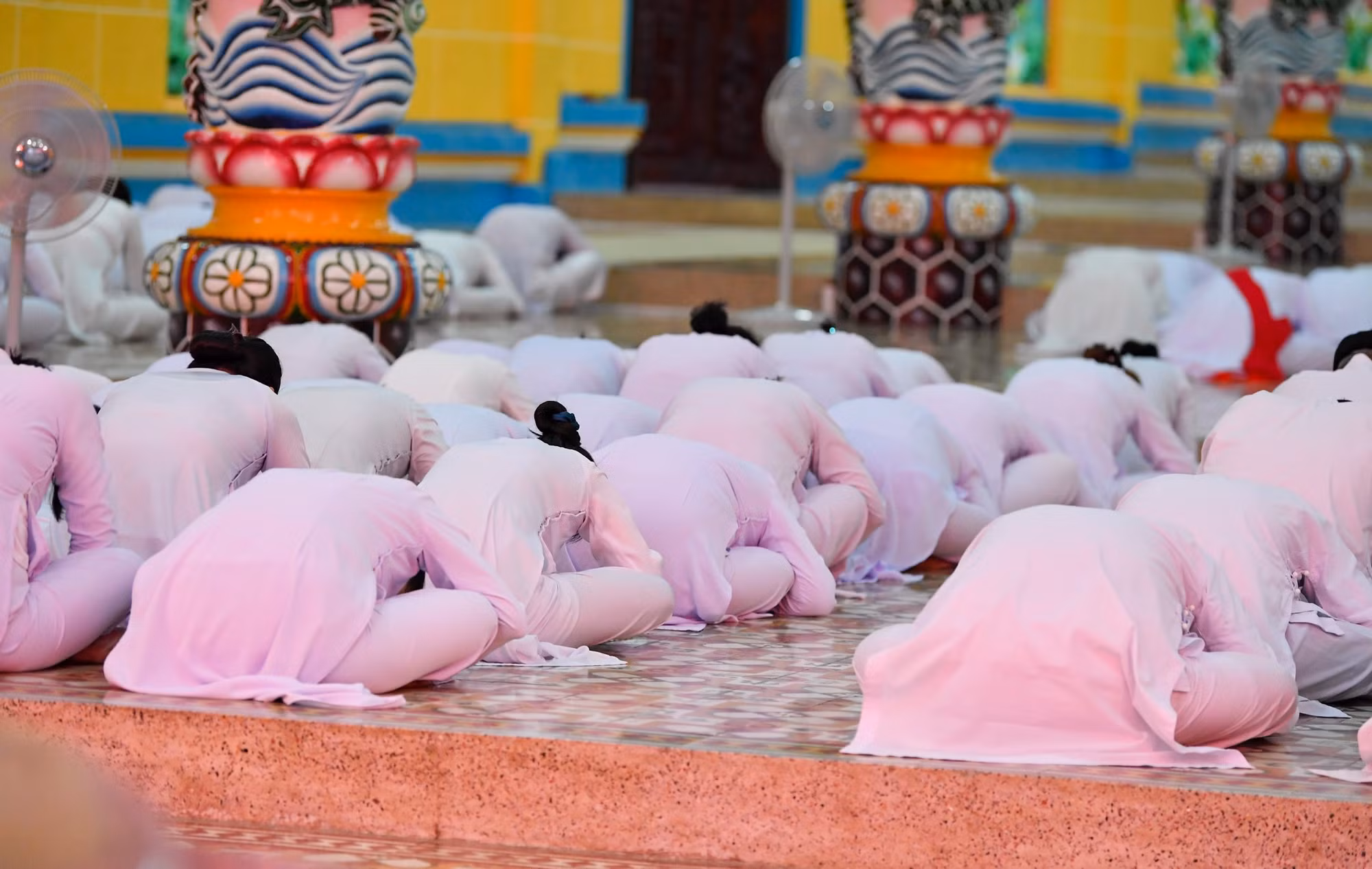 Không khí trang nghiêm trong giờ hành lễ.