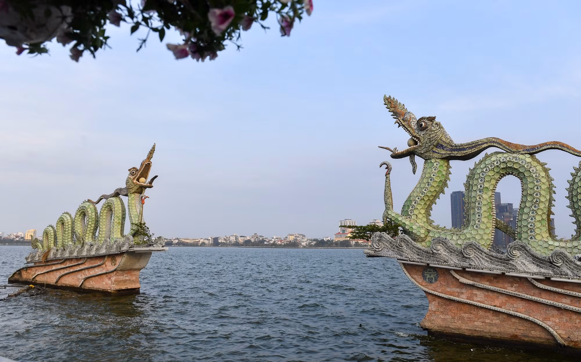 Khi chuyển về đây, 2 con rồng đã được thiết kế thêm cột đèn chiếu sáng, đài phun nước để tăng thêm vẻ đẹp sống động. Việc lắp đặt được tiến hành tỉ mỉ, một rồng chầu hướng bắc, một rồng chầu hướng nam. Phía trước là không gian mặt nước rộng lớn, phía sau là Vườn hoa Lạc Long Quân tạo một điểm nhấn đẹp. Khi chuyển về đây, 2 con rồng đã được thiết kế thêm cột đèn chiếu sáng, đài phun nước để tăng thêm vẻ đẹp sống động. Việc lắp đặt được tiến hành tỉ mỉ, một rồng chầu hướng bắc, một rồng chầu hướng nam. Phía trước là không gian mặt nước rộng lớn, phía sau là Vườn hoa Lạc Long Quân tạo một điểm nhấn đẹp.