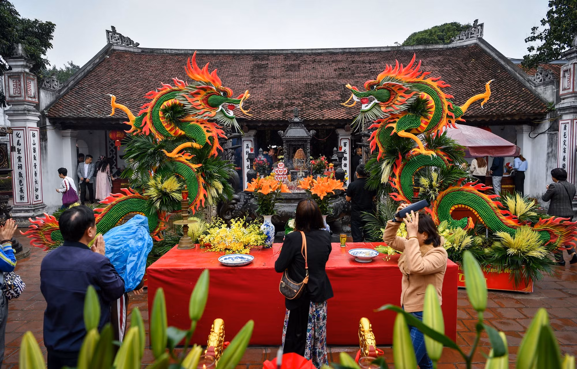 Phía ngoài đền Cố Trạch... Phía ngoài đền Cố Trạch...