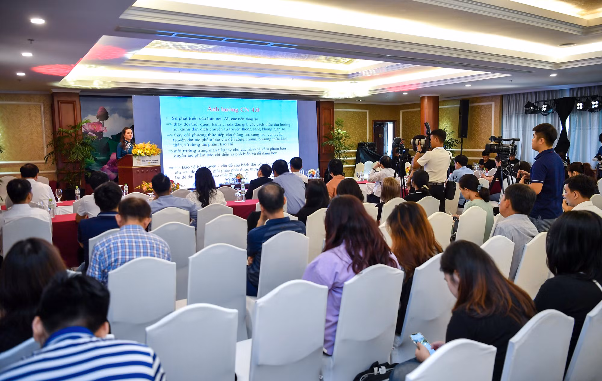 Quang cảnh phiên làm việc Quang cảnh phiên làm việc