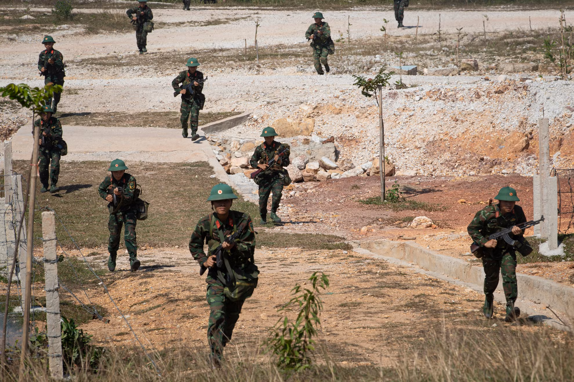 Để bảo vệ vững chắc tuyến đảo Đông Bắc của Tổ quốc, Lữ đoàn Bộ binh Phòng thủ đảo 242 luôn xác định tổ chức huấn luyện sát phương án, đối tượng tác chiến và trong biên chế vũ khí, trang bị kỹ thuật hiện có. Để bảo vệ vững chắc tuyến đảo Đông Bắc của Tổ quốc, Lữ đoàn Bộ binh Phòng thủ đảo 242 luôn xác định tổ chức huấn luyện sát phương án, đối tượng tác chiến và trong biên chế vũ khí, trang bị kỹ thuật hiện có.
