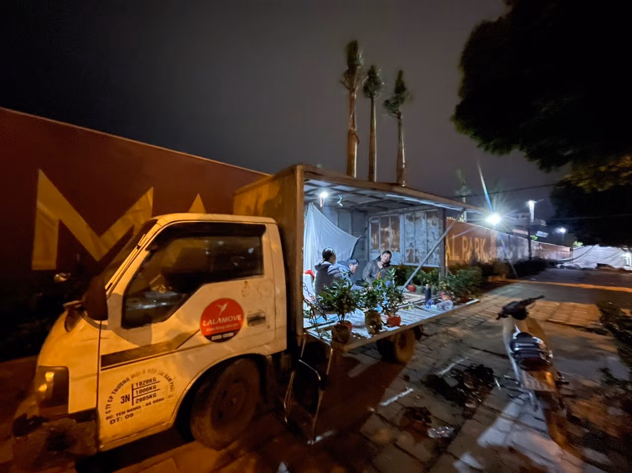 ...hoặc chợp mắt, nghỉ ngơi trong những chiếc xe tải đậu ven đường. ...hoặc chợp mắt, nghỉ ngơi trong những chiếc xe tải đậu ven đường.