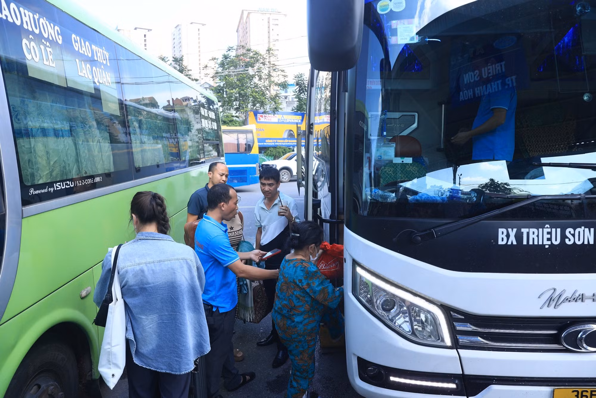 Hành khách chuẩn bị lên xe tuyến Hà Nội - Thanh Hóa tại bến Giáp Bát chiều 30/8.