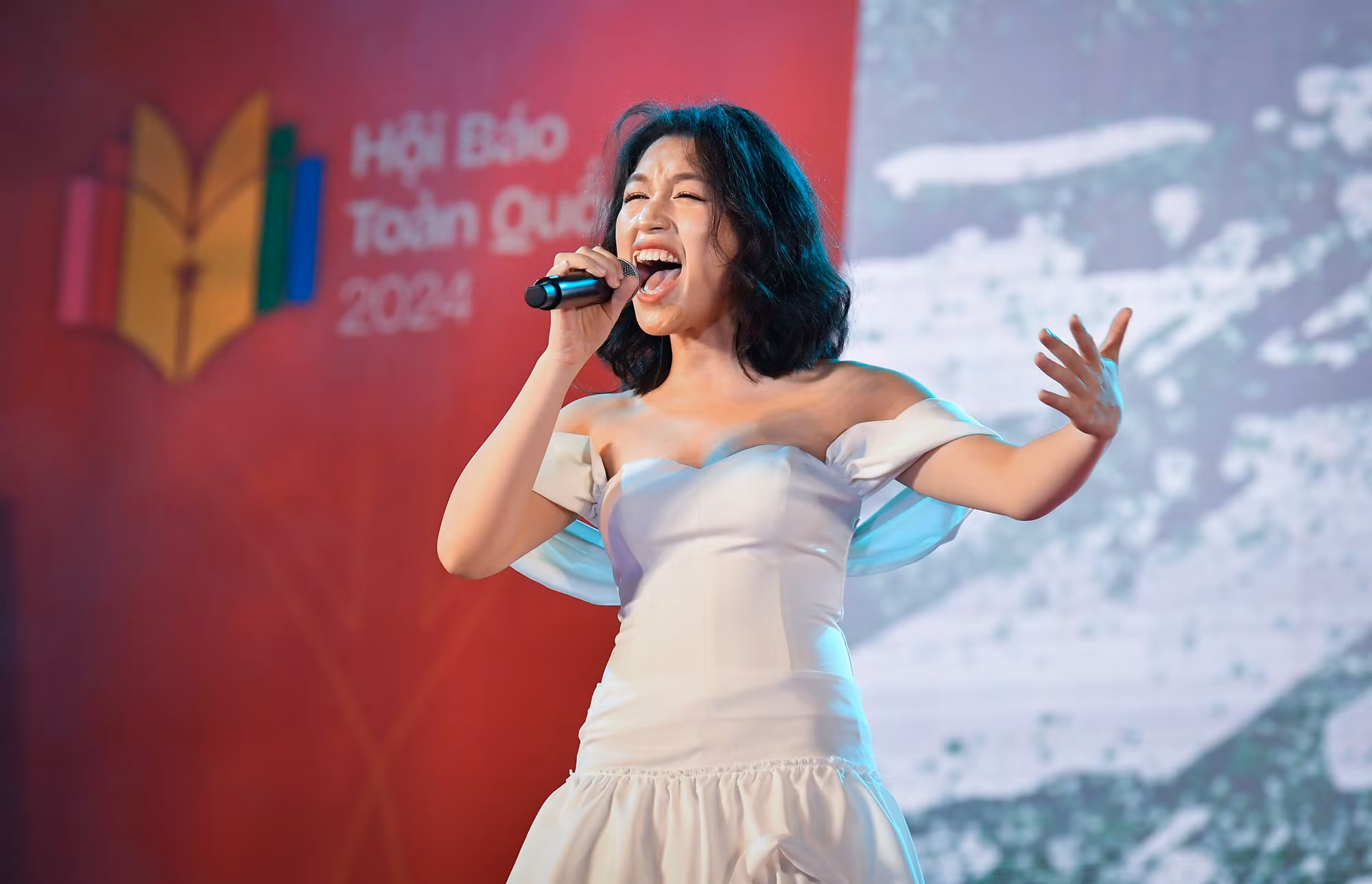 Hà My, nữ ca sĩ chính của nhóm Hà Di đốt cháy sân khấu bằng giọng ca đầy nội lực. Ca sĩ trẻ chia sẻ, biểu diễn tại sân khấu đặc biệt trong khuôn khổ Hội Báo toàn quốc 2024 là một thử thách đầy áp lực nhưng cũng không kém phần thú vị. Hà My, nữ ca sĩ chính của nhóm Hà Di đốt cháy sân khấu bằng giọng ca đầy nội lực. Ca sĩ trẻ chia sẻ, biểu diễn tại sân khấu đặc biệt trong khuôn khổ Hội Báo toàn quốc 2024 là một thử thách đầy áp lực nhưng cũng không kém phần thú vị.