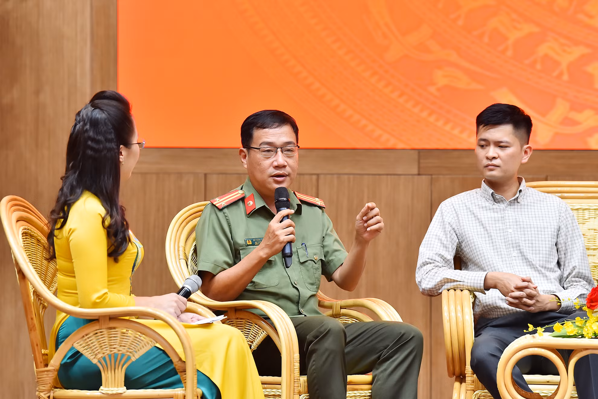 Trung tá Đỗ Thành Sự, Đội trưởng thuộc Phòng Công tác đảng và công tác chính trị Công an tỉnh Quảng Ngãi cũng chia sẻ những câu chuyện cảm động về lớp học của Đại úy Phạm Văn Đành trên đỉnh núi.