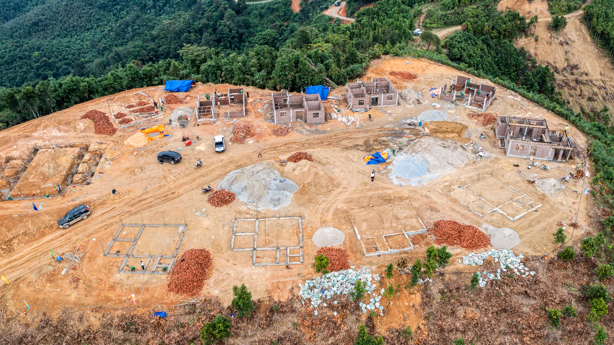 Khu tái định cư thôn Nậm Tông nằm trên khu đồi dọc đường vào thôn Nậm Tông, cách xóm Bản Cái khoảng 2km. Nơi đây sẽ bố trí chỗ ở cho khoảng 70 hộ dân, diện tích trung bình 350m2/một hộ. Trong khu tái định cư sẽ có nhà văn hóa, điểm trường, hệ thống điện, nước…