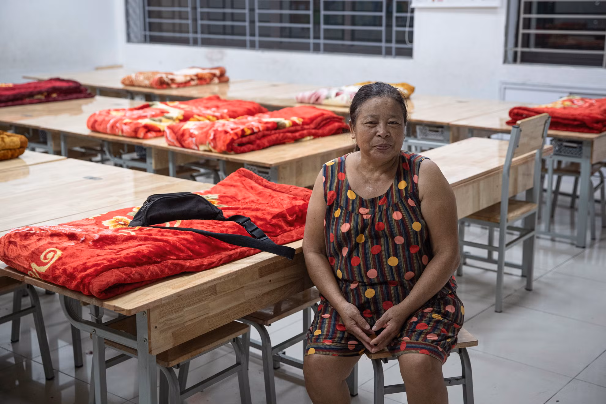 Cùng tâm trạng như vợ chồng ông Vỵ, bà Hoàng Thị Huyền (65 tuổi) cho biết, bản thân rất yên tâm khi ở nơi an toàn.