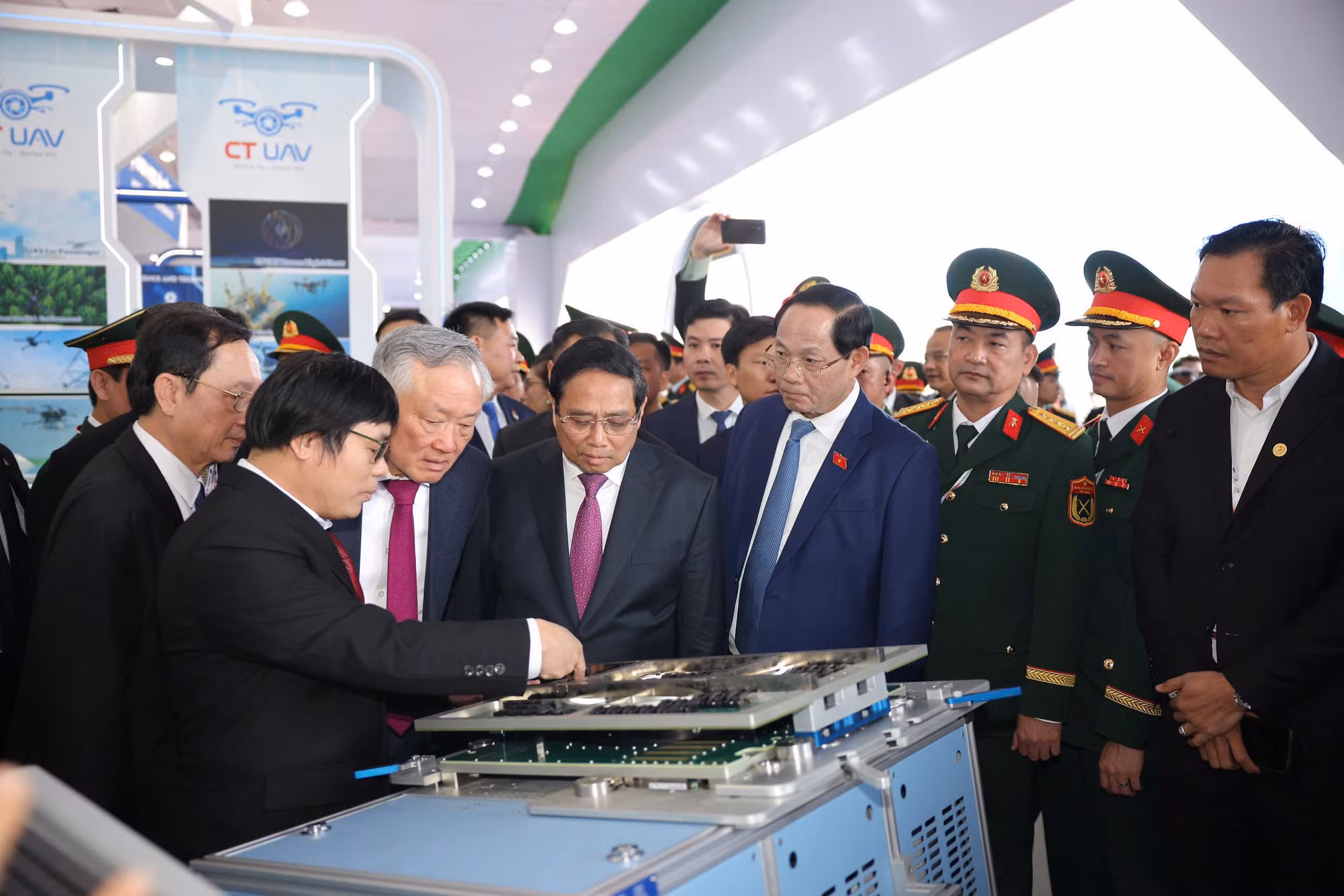 Trong sáng 19/12, sau lễ khai mạc, Thủ tướng Phạm Minh Chính cùng các đồng chí lãnh đạo Đảng, Nhà nước cũng đã tới tham quan Triển lãm. Trong ảnh, Thủ tướng tới tham quan gian trưng bày của Tập đoàn CT Group. Tại không gian trưng bày của Bộ Khoa học và Công nghệ, Tập đoàn CT Group đã giới thiệu các sản phẩm công nghệ cao như: máy bay không người lái (UAV) của CT UAV, Chip bán dẫn của CT Semiconductor, tín chỉ carbon của Công ty cổ phần Sàn Giao dịch tín chỉ Carbon ASEAN-CCTPA và trí tuệ nhân tạo (AI) của CTOptimal...