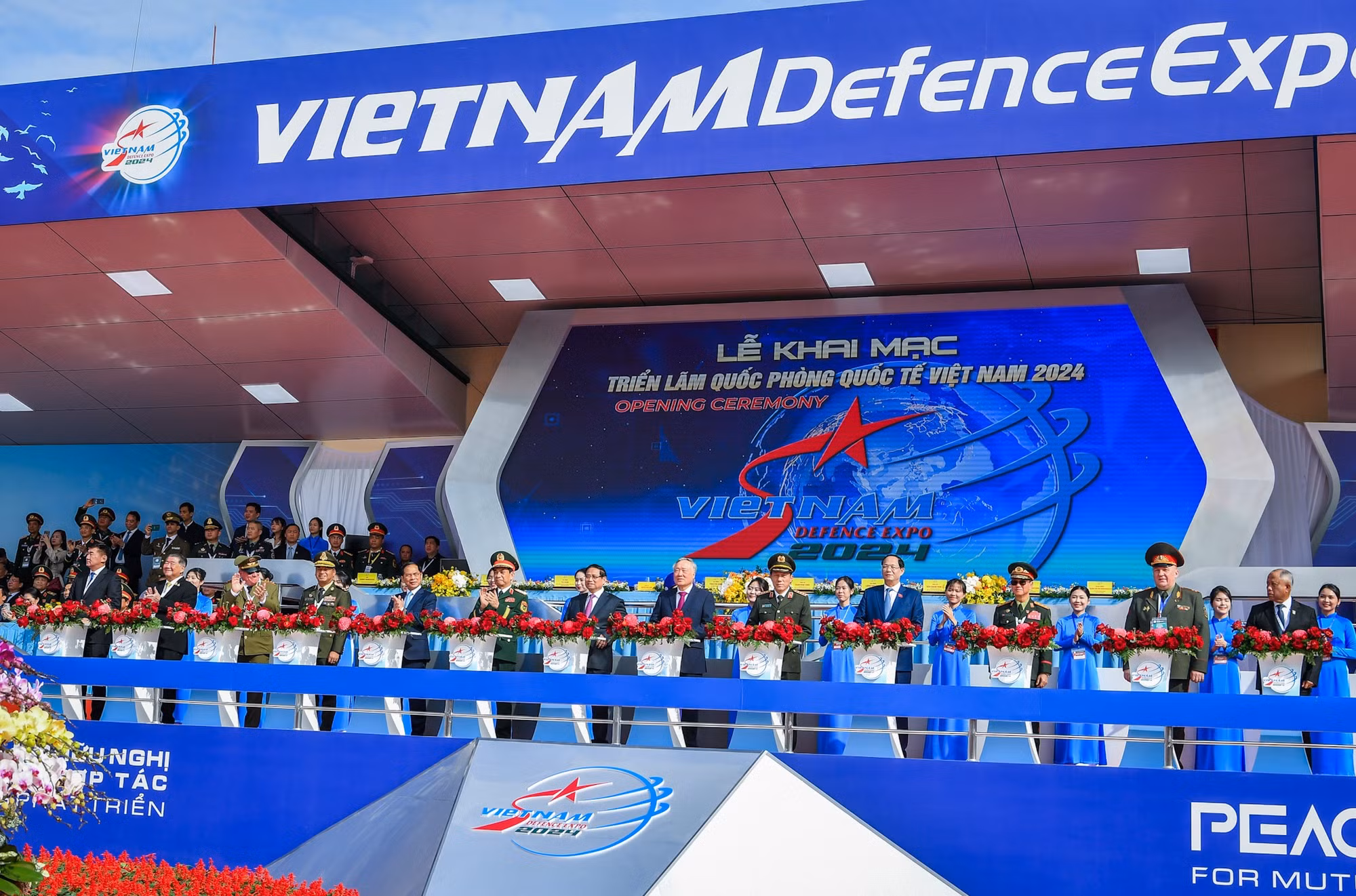 Các đồng chí lãnh đạo Đảng, Nhà nước và các đại biểu bấm nút khai mạc Triển lãm Quốc phòng quốc tế Việt Nam 2024.