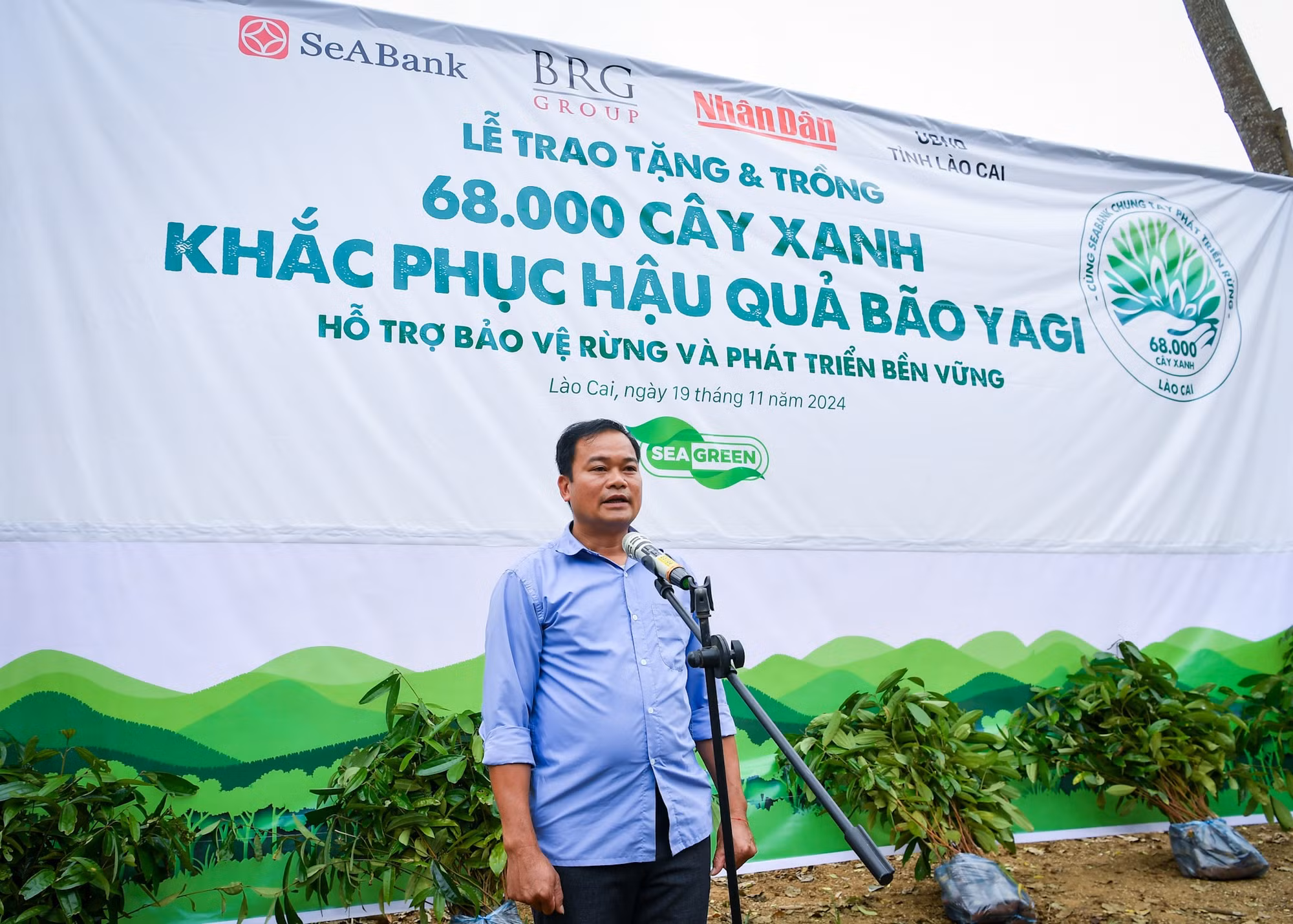 Thay mặt nhân dân thôn Làng Nủ, trưởng thôn Hoàng Văn Diệp bày tỏ niềm cảm kích với nghĩa cử của Báo Nhân Dân. Anh cũng cho biết, thời gian qua, nhờ sự chung tay của cộng đồng, thôn Làng Nủ đang từng bước hồi sinh sau thảm họa.