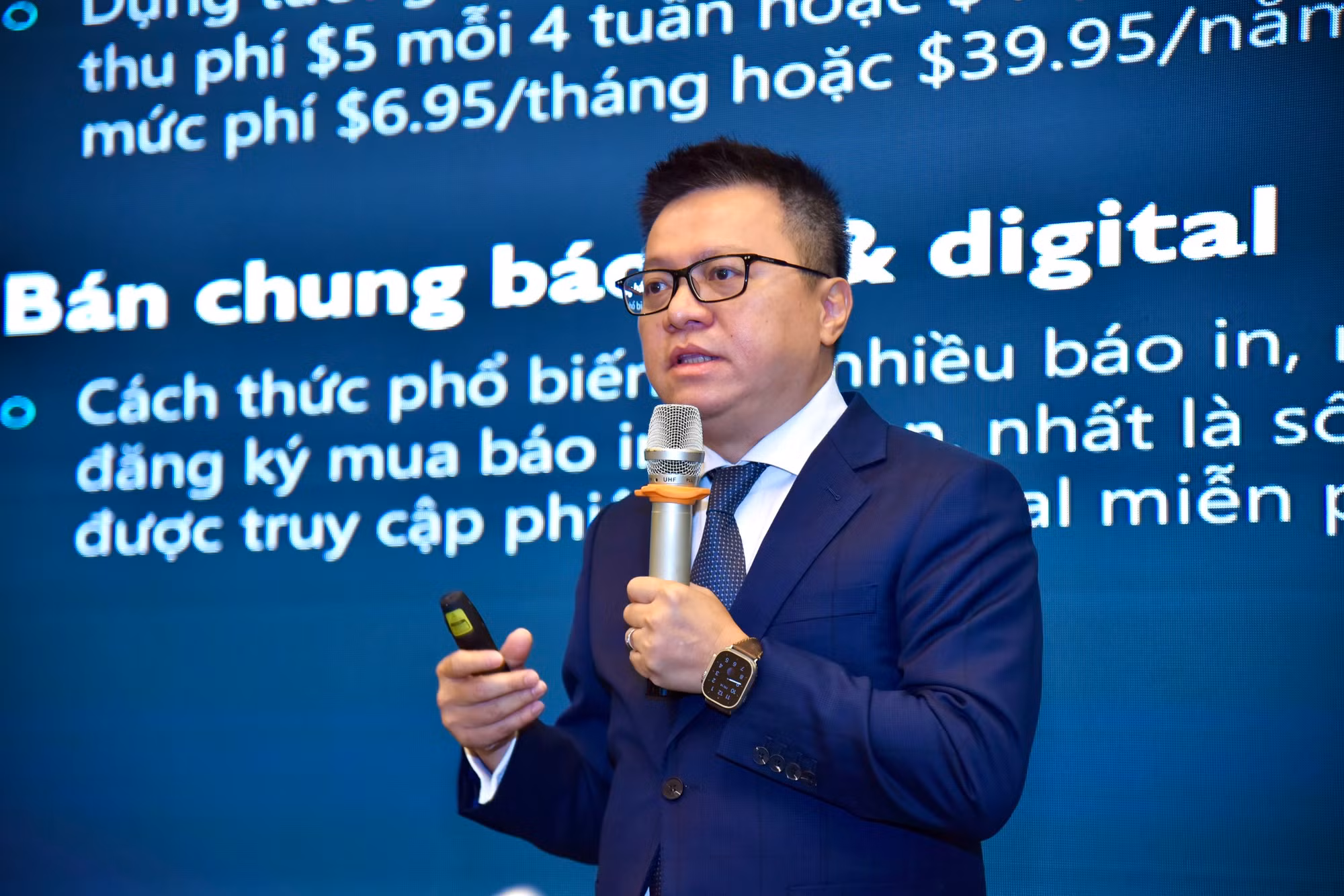Nhà báo Lê Quốc Minh, Ủy viên Trung ương Đảng, Tổng Biên tập Báo Nhân Dân, Phó Trưởng Ban Tuyên giáo Trung ương, Chủ tịch Hội Nhà báo Việt Nam trình bày tham luận về cách các cơ quan báo chí lớn trên thế giới tìm cách tạo ra nguồn thu mới. Nhà báo Lê Quốc Minh, Ủy viên Trung ương Đảng, Tổng Biên tập Báo Nhân Dân, Phó Trưởng Ban Tuyên giáo Trung ương, Chủ tịch Hội Nhà báo Việt Nam trình bày tham luận về cách các cơ quan báo chí lớn trên thế giới tìm cách tạo ra nguồn thu mới.