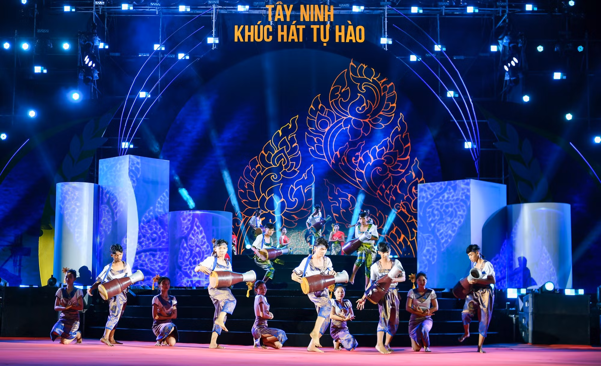 Màn biểu diễn dân vũ của các dân tộc sinh sống trên địa bàn tỉnh Tây Ninh.