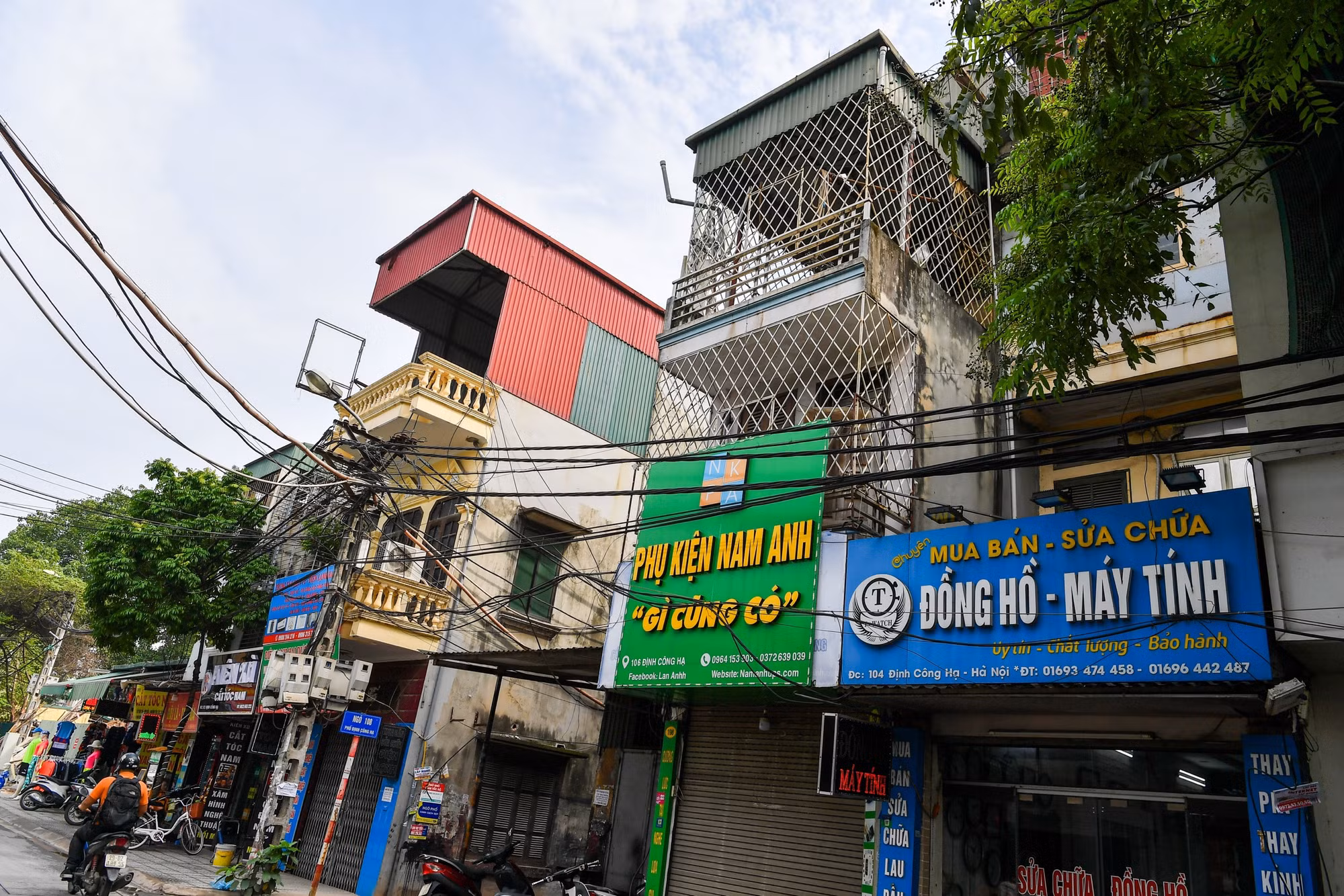 Đáng chú ý, chung quanh khu vực hiện trường, cũng có rất nhiều ngôi nhà có kết cấu "bít bùng" tương tự.