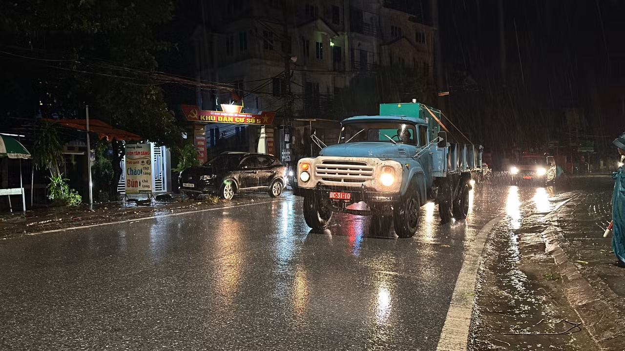 Lữ đoàn Công binh vượt sông 249 đưa nhiều trang thiết bị nhằm triển khai bắc cầu phao qua sông, phục vụ người dân di chuyển thay cho cầu Phong Châu mới bị sập, cũng như việc 2 cầu Trung Hà, Tứ Mỹ đang "đóng cửa" sửa chữa.