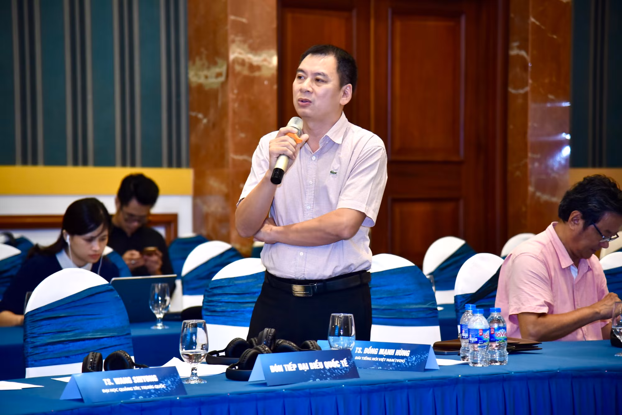 Nhà báo Đồng Mạnh Hùng (VOV) cho rằng, các đài phát thanh hiện nay đang còn lúng túng trong việc chuyển đổi số cũng như làm kinh tế từ số. Nhà báo Đồng Mạnh Hùng (VOV) cho rằng, các đài phát thanh hiện nay đang còn lúng túng trong việc chuyển đổi số cũng như làm kinh tế từ số.