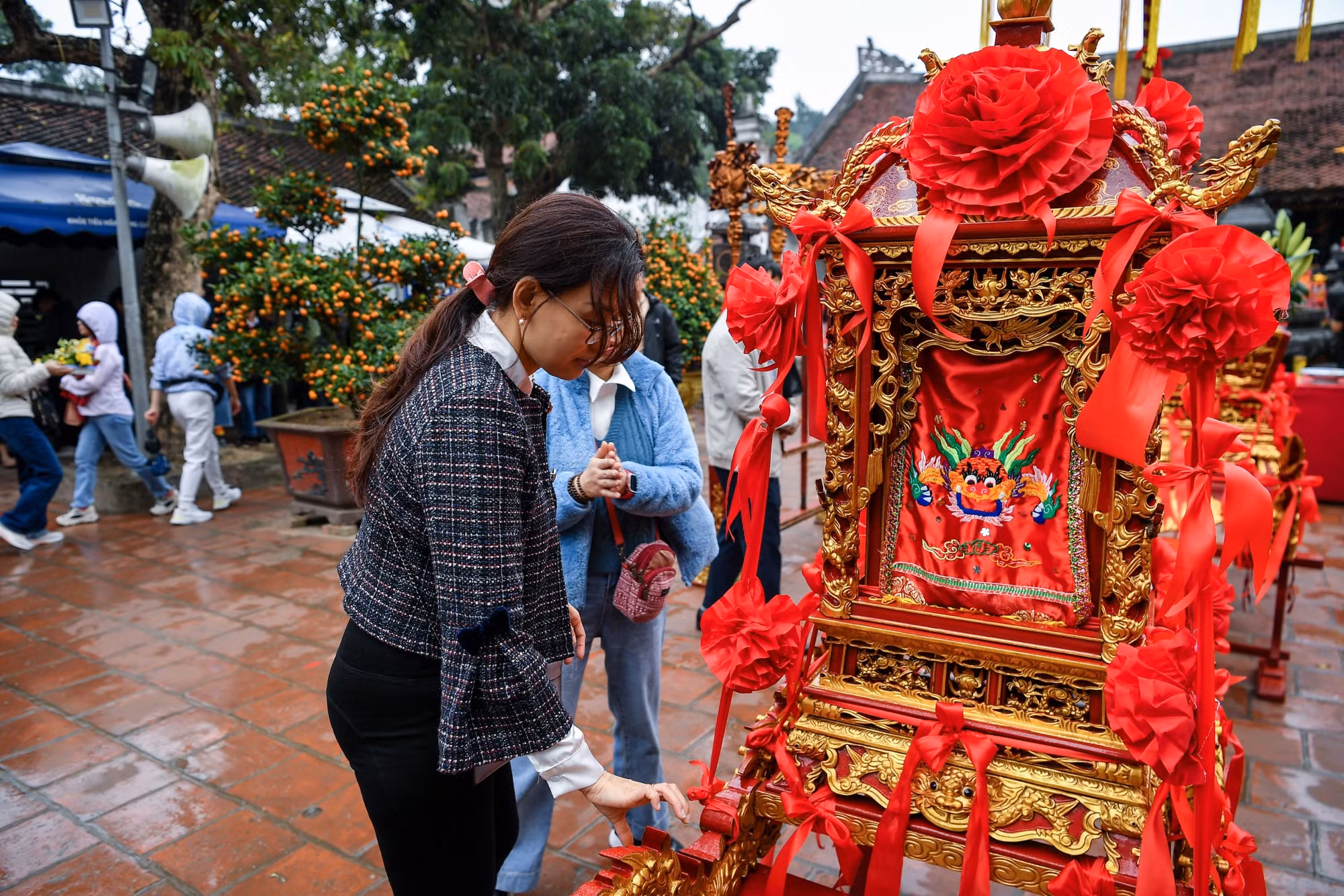 Theo ghi nhận của phóng viên, từ đầu giờ chiều, hàng nghìn du khách đã kéo về khu vực đền chính để hành lễ, dâng hương. Theo ghi nhận của phóng viên, từ đầu giờ chiều, hàng nghìn du khách đã kéo về khu vực đền chính để hành lễ, dâng hương.